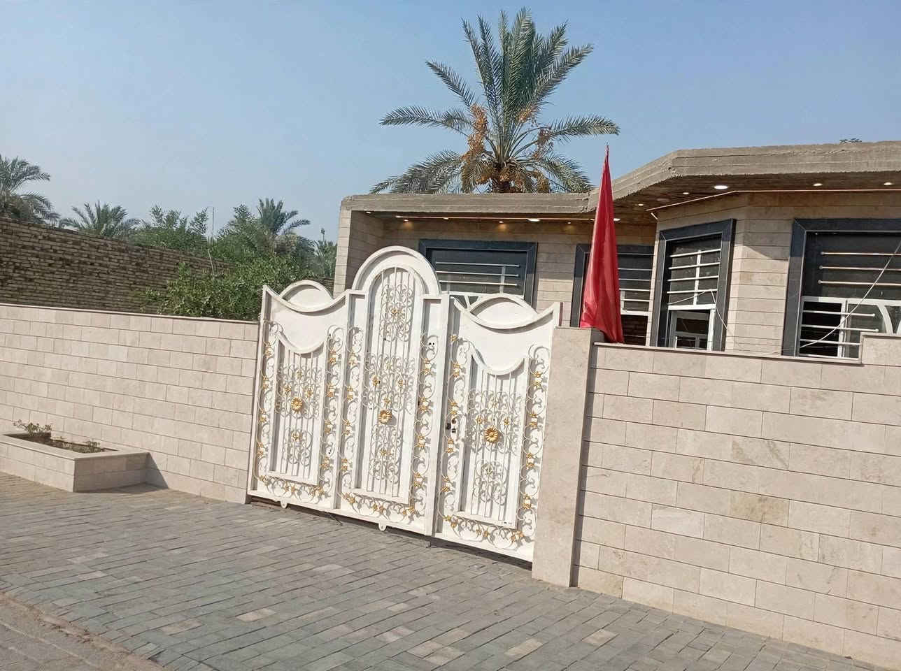 يا الله سلام عليكم يتوفر دار سكن للبيع مساحة 270متر ملك صرف زراعي حق التصرف موقع مميز قرب أثار بابل بناء حديث ديكورات مغربيه حديقه جانبيه بيت متعوب عليه سعر 170مليون الي يحب يتواصل مسنجر حلة, بابل
