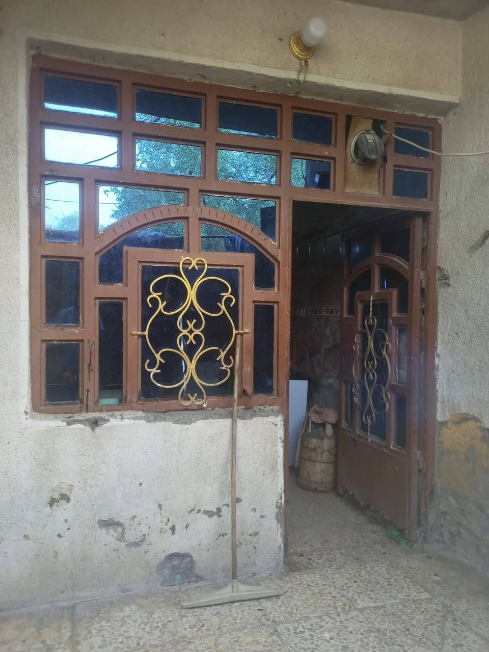 السلام عليكم
بيت للبيع
مساحت البيت 75متر
الطابق الاول 
يحتوي على غرفه نوم واستقبال
وصاله ودرج وحمام  داخلي وحمام خارجي ومخزن
الطابق الثاني 
يحتوي على غرف نوم 2 حمام داخلي مطبخ وصاله وبيتونه
البيت مبني الطابق الثاني فرمستون شغل درجه أوله 
والسطح امطبك كاشي الاتصال ***********
العنوان حي النصر الثانيه ***********
