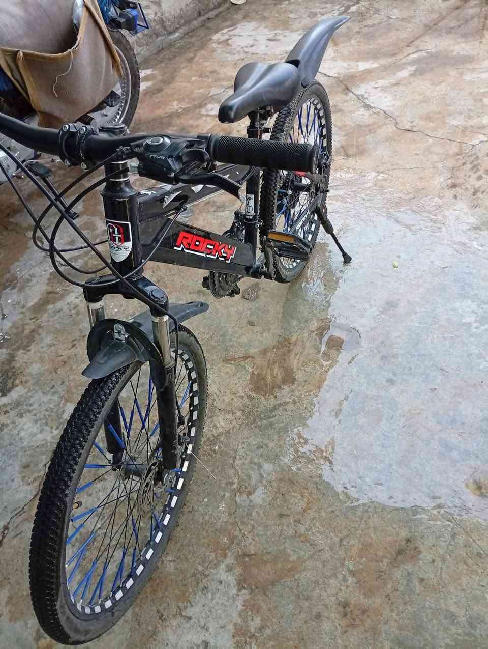 سڵاو ئەو پاسکیلە بۆ فرۆشتن بێ عەیبە هەر لۆکە گشت گیانی تازەیە  تازەکەی بە 120هزارە من داوای 80هزاری لێ دەکەم تۆزێک مجال ناو نیشان کلار ژم ***********
