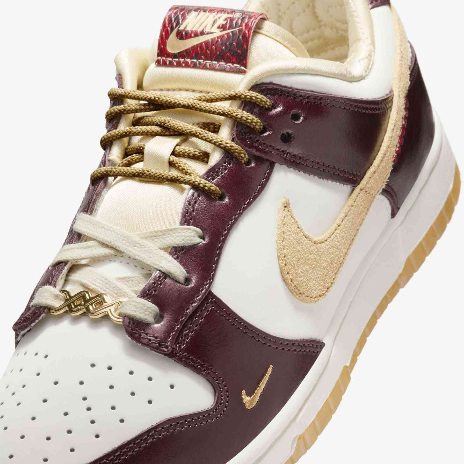 🔥 أناقة وفخامة ما تتقارن! 🔥
لكل من تدور على التميز والراحة بنفس الوقت ✨
حذاء نايكي (Nike Dunk Low) النسائي بالتفاصيل الذهبية والماروني الملكي 👑
​الصناعة: فيتنامي درجة أولى (جودة ممتازة وخامة عالية) 👌
​القياس المتوفر: 39 فقط 👟
​التفاصيل: مريح جداً باللبس، خياطة متقنة، وإكسسوار ذهبي ينطي لمسة فخمة للإطلالة 💫
​📍 السعر (٣٠ مع توصيل)
🚚 التوصيل: [اكتبي تفاصيل التوصيل، مثلاً: متوفر لكافة المحافظات]
​📩 للطلب أو الاستفسار: مراسلة الصفحة / الرقم [***********]
