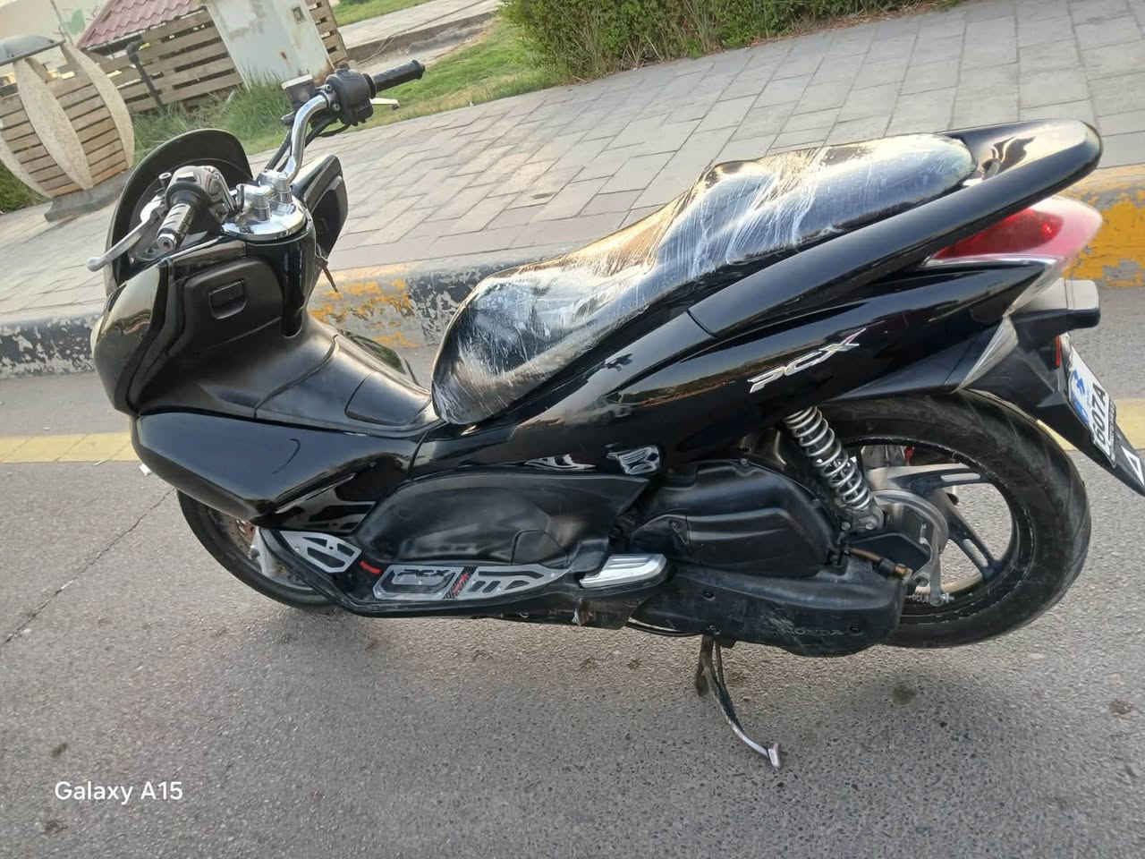 دراجه pcxجيل اول   دراجة  كلها ابلاديه شرط النضافه دراجة مال رمبه مال معرض المديل 2016 ماخذها رمبه اوراق المعرض موجوده يعني مو مال شارع السعر مليون و400الف 
حساس ازدحام كفاله عامه الدراجه على ايدي شوفت عينك ياباني الاصليJF جديده مكاني بغدادالكرخ اي استفسارالاتصال على رقم ***********

نص مكتوب في الصور:
- Galaxy A15