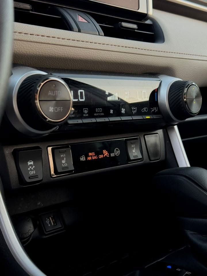 2024 TOYOTA .RAV4.  XLE 🇯🇵

                السيارة فول موصفات 1/1

حجم المحرك 4 سلندر (2.5L) هايبرد 🔋 
مواصفات XLE :
فتحة السقف ( سيلايت ) 
بصمة تشغيل 
صندوق كهربائي 
رادار أمامي
تحديد مسار
تدفئة كشنات 
كراسي تحكم كهرباء
تدفئة استيرن 
رادار جانبي (نقاط عمياء)
رادار خلفي
اوتو ستارت (Auto start)
اوتو ستوب(Auto Stop)
هاند بريك بصمة
اوتو هولد(Auto Hold)
تحكم وضعيات القيادة ECO,NORMAL,SPORT
مانع انزلاق+ABS
حساسات خلفية+كاميرا
تحكمات استيرن
اشاير بالمري 
لايتات زينون و عدسه 
بلاكتور زينون 
تبريد قطعتين 
وبقية مواصفات XLE المعروفة
السيارة ماشيه :  (22 ميل الف)
الضرر فقط بنيد و جاملغ امامي 
عليها نانو  ضمان 3 سنوات
  وارد امريكي  دخول جديد 

مرقم اربيل  تحويل مباشر 
 
مكان السيارة / بغداد البدور و اليرموك
***********
