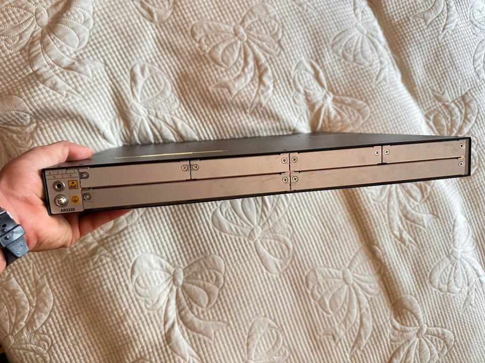� للبيع Huawei AR2220 Enterprise Router

الموديل: Huawei AR2220
السلسلة: AR2200
الحالة: جديد غير مستخدم 
النوع: راوتر شبكات احترافي للشركات والمؤسسات
المنافذ: Gigabit Ethernet + منافذ USB + Console
يدعم: شبكات الشركات، ربط الفروع، WAN وVPN
العنوان بابل 
***********
***********
@الجميع
