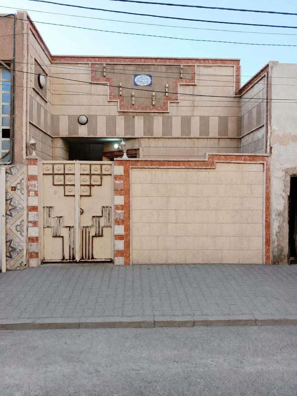 #بيت_للبيع بالنجف حي الجزيرة بالطاقة خلف مطعم سنونو مكان راقي شارعه ١٠ قرب شارع جزيرة وفاء و التقاطع

مساحته ١٠٠ متر طابق واحد بي غرفة و صالة ومطبخ و استقبال
اساس صب وسقف عكادة بيت نظيف يباع بسعر قطعة
السعر ب١٢٥ قابل للتفاوض

للتواصل والاستفسار
*********** واتساب
