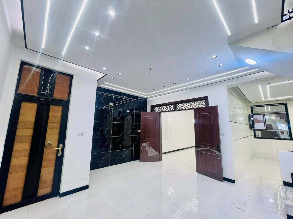 🏡دار للبيع ملحق قريه الغدير الاولي🏡
المساحة: 150 متر 

✅ #طابو_زراعي_سند_25_أقرار_محكمه

السعر: جداً مناسب 

الموقع: النجف ملحق قريه الغدير#قريب الشارع الرئيسي جداً عل اربع سايدات 

مواصفات البناء:

غرفتين نوم وصاله ومطبخ واستقبال حمامات داخليه وخارجيه وكراج 

بناء مرتب (أساس + سقف كونكريت + طابوك)

أرضية بورسلين أبو الـ 60

الخدمات:#بعد_عن_قريه الغدير م100حقيقي 

ماء كهرباء مدارس سوق تبليط مولد

للاستفسار والاتصال:

*********** النجف, العراق
