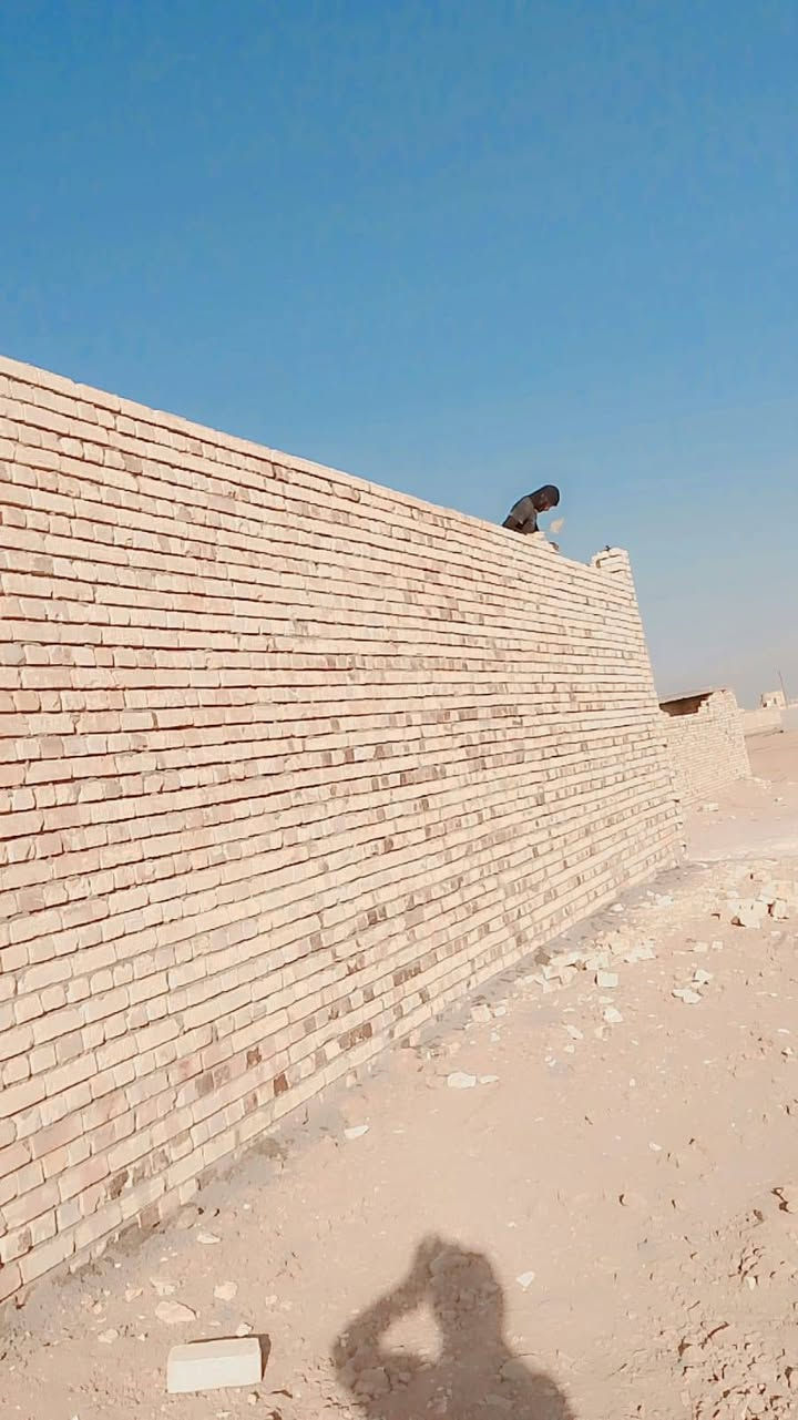 السلام عليكم كادر خلفات بناء ترميم ولبخ متفرق اسعار مناسبه ناخذ دبل مومقطوعه كرسته وعمل لتزام بالمواعيد دقه بالعمل متواجد واتساب تصال نطلع العماره اقضيه ونواحي ***********.  او ***********

نص مكتوب في الصور:
- HONOR X9c