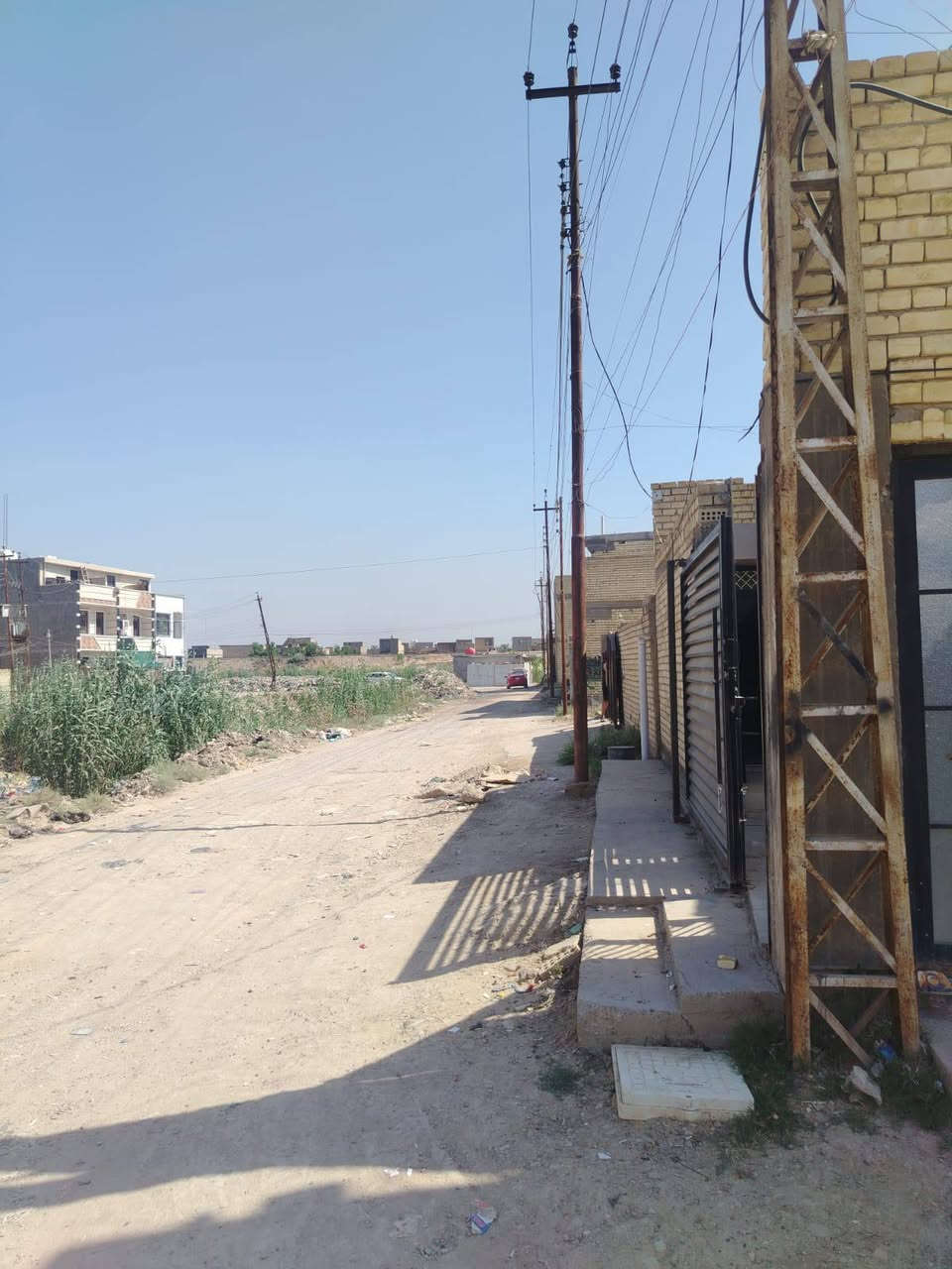 السلام عليكم
بيت ركن للبيع 

سند 25 زراعي 

مساحه (209).  واجه (9.5). نزال (22)

طابقين الطابق الاول كامل والثاني هيكل طابق الارضي 

غرفتين نوم وصاله وحمام ومطبخ استقبال حمام خارجي 

 خدمات كامله 

العنوان سيطرت الشعب القديمه 

سريدات القديمه المربع الثالث 

السعر اتصل 

***********
