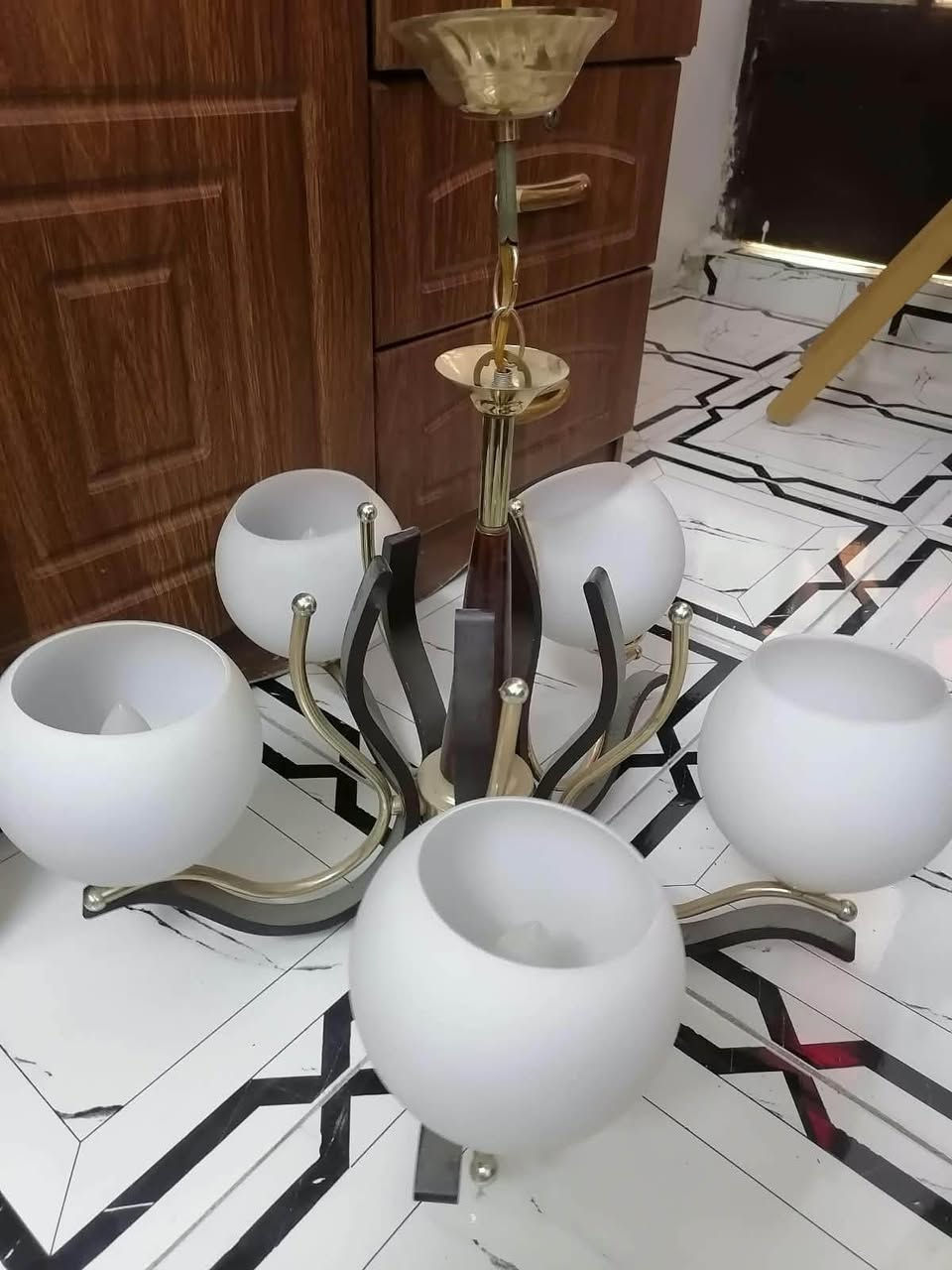 السلام عليكم
ثريات مستعمله شي قليل بدون ضرر  بيه كلوبات لد اقتصادي عدد 2 

سعر 75 مكاني الحريه 

***********
