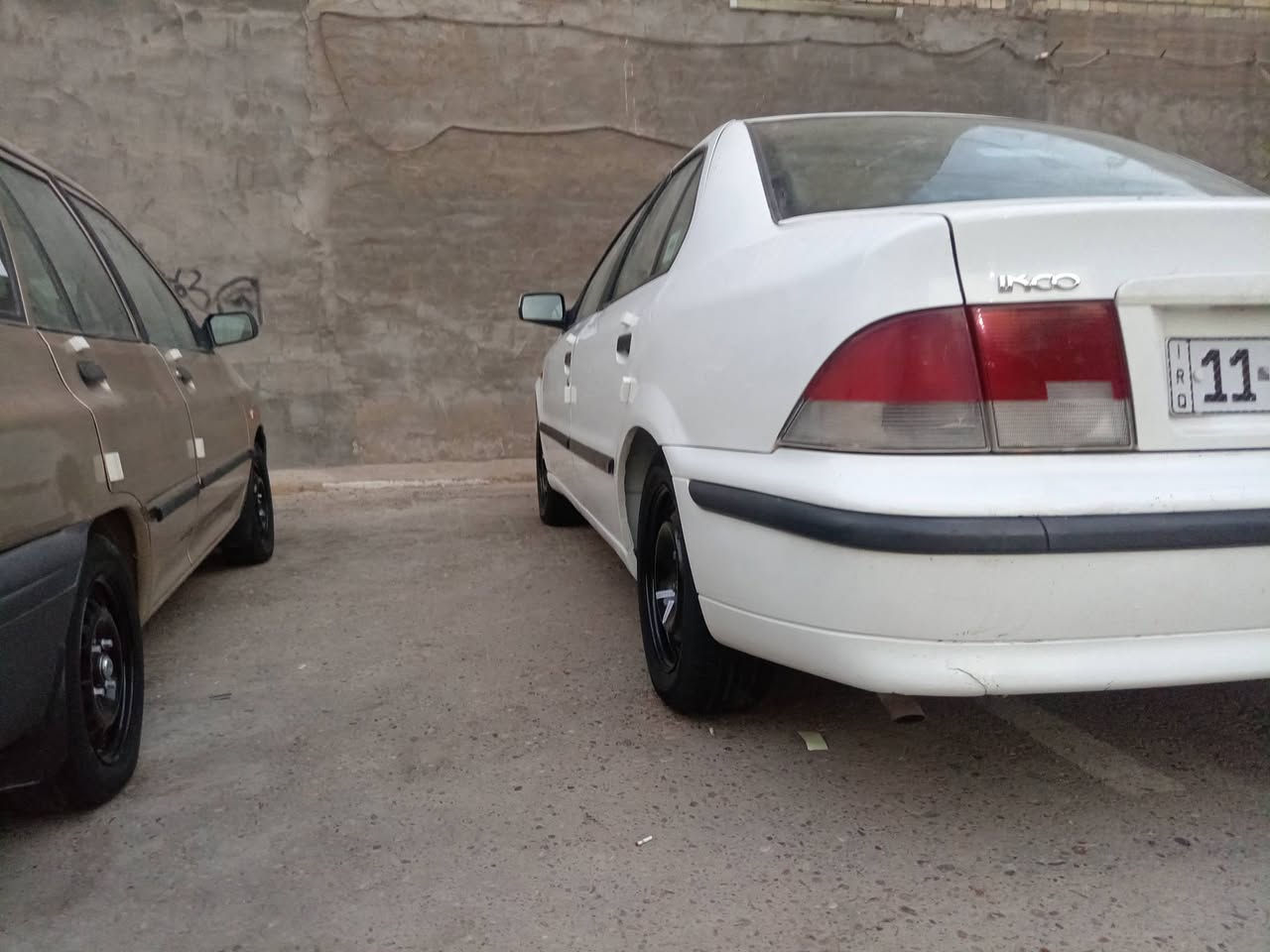 السلام عليكم شباب للبيع سمند خصوصي موديل ٢٠١١ رقم بغداد انكليزي باسمي هزه جديدة سياره نضيفه بدون حادث وبدون تبديل فقط البنيد مفتوح على الجامه ومصبوغ وهللات الاماميه بيهن صبغ والباقي بلادي مكينه وكير جديد صدر أمامي خلفي جديد تخم تاير جديد تبريد شغال بدون نقوصات السعر المطلوب ٤٦ ورقه وبي مجال للاتصال *********** ابو احمد وشكرا لكم مكاني بغداد بيع فقط
