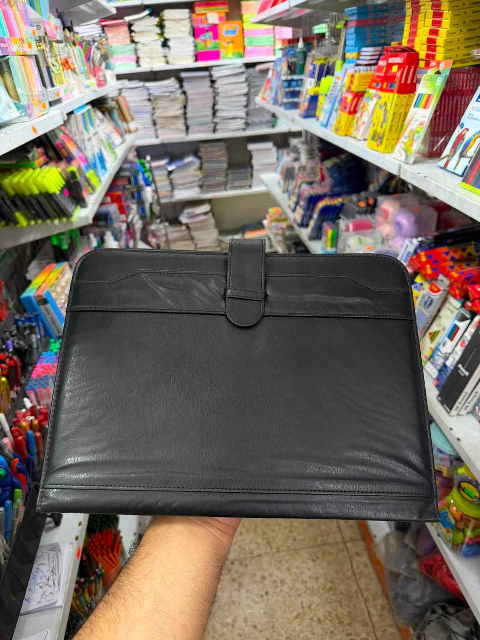 🎒✨ مجموعة جنط مميزة وصلت حديثاً إلى مكتبة عزوز!

تصاميم أنيقة وعملية، مناسبة للمدرسة والجامعة والعمل 🎒📚
اختار الجنطة اللي تناسب ذوقك واحتياجك 😍

📍 متوفرة الآن في مكتبة عزوز
بغداد – الدورة – شرطة أبو طيارة – مقابل ورشة أبو حسن

⏰ يومياً من 8 صباحاً إلى 11 مساءً
📞 *********** | ***********

❤️ مكتبة عزوز… كل احتياجاتك تلكاها عدنا
