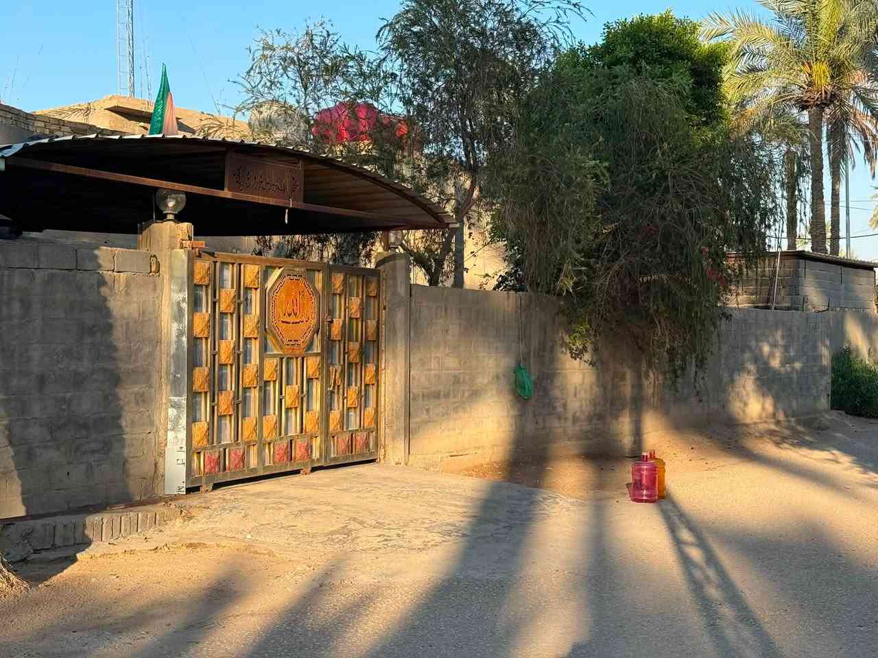 بيت للبيع مساحه600 متر سند 25 طابو صرف زراعي البيت متكون من غرفتين وصاله كاليدور ومطبخ وكراج ياخذ 3 سيارات وحديقه جبيره وصحيات خارجيه وداخليه العنوان بابل الحله شارع الي يربط بين بزل حجي علي وشارع 100 صاير بشارع مدرسه الطفوف هذه رقمي الي يحب يعرف تفاصيل اكثر ***********
