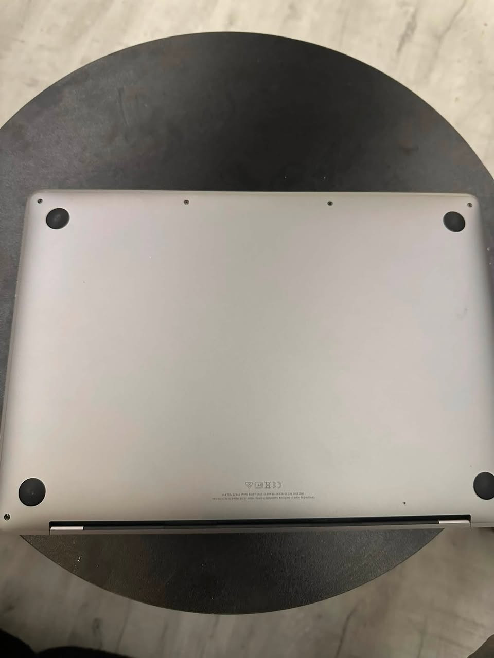 السلام عليكم
جهاز ماك بوك برو.
المواصفات الأساسية:
• الموديل: MacBook Pro 13-inch, 2019 (Two Thunderbolt 3 ports).
• المعالج: Intel Core i5 Quad-Core (رباعي النوى) بتردد 1.4 GHz.
• الذاكرة (RAM): سعة 8 GB.
• التخزين (SSD): مساحة 250 GB SSD (سريع جداً).
• الجرافيك: Intel Iris Plus Graphics 645.
• البطارية: حالتها جيدة مشحونة 247 مرة.
• النظام: محدّث لآخر إصدار macOS.
المميزات:
• شاشة Retina بدقة عالية وألوان واقعية.
• لوحة مفاتيح Magic Keyboard المريحة مع بصمة إصبع Touch ID.
• شريط اللمس Touch Bar لتسهيل العمل..
مكاني بغداد الغزالية
***********
التواصل على الرقم فقط
