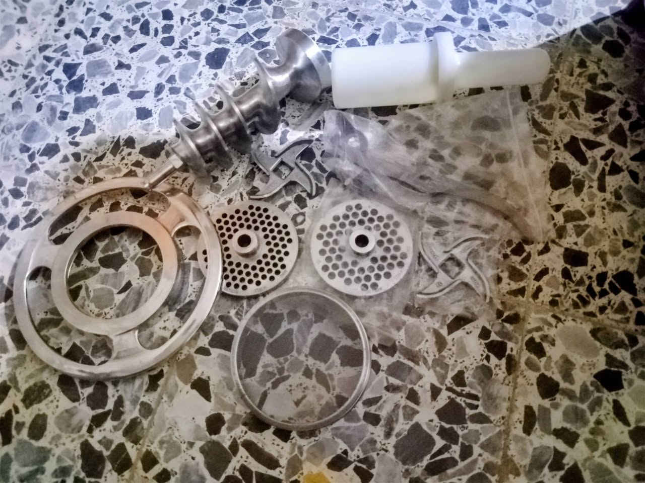 سلام عليكم مثرامه لحم تركيه اصليه 32
جديد بالكارتون استخدام بس فحص مره وحده فقط 
كل اعراضها بالكارتون 
مكاني بغداد حي اور 
***********
