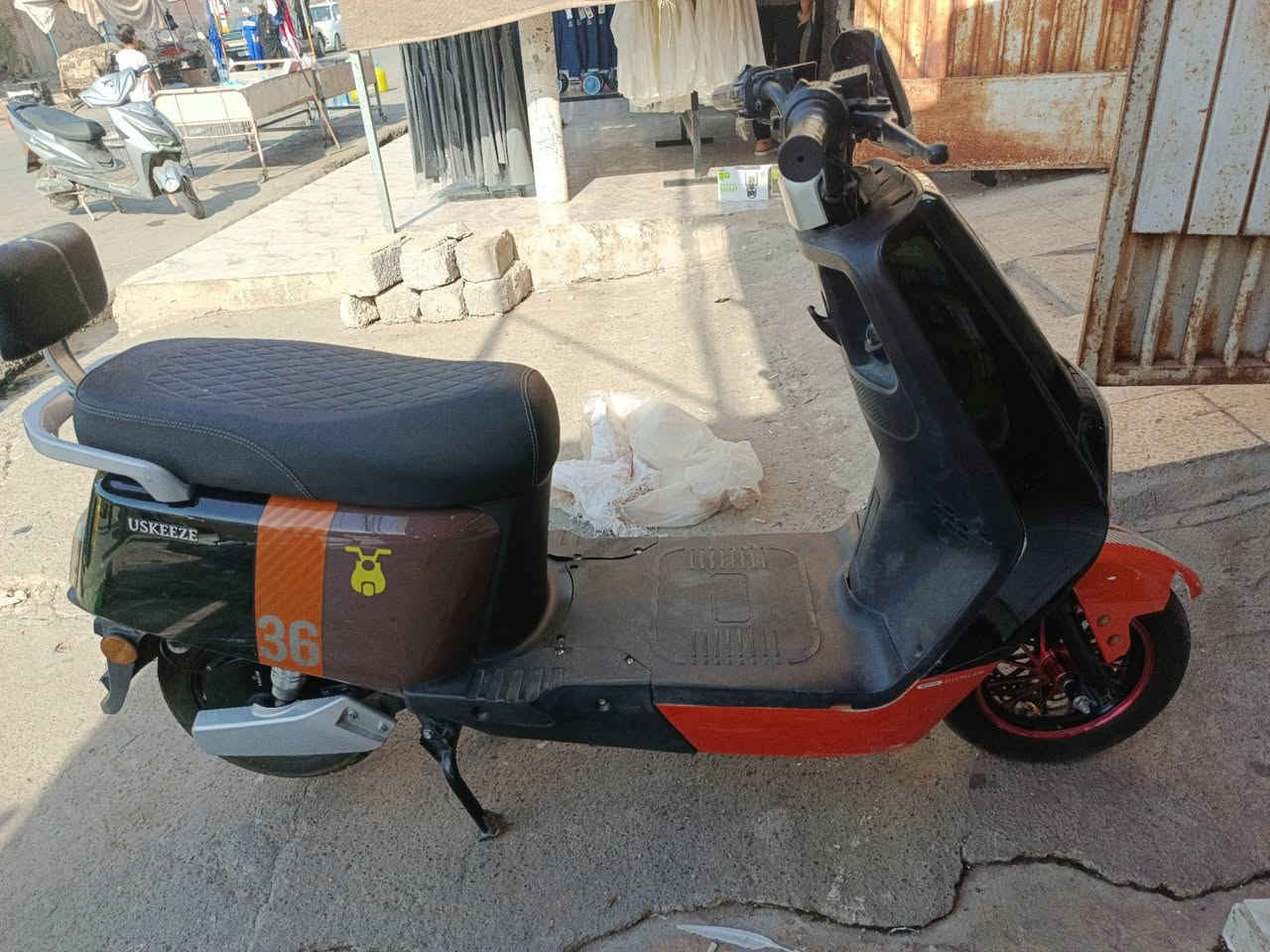 سلام عليكم للبيع ماطور رياضي 36 فول نضافه 
تايرات جدد بطاريات الوينلي الاصلي طخم كامل شديت و الويل يشهد الله عليه ب 60 تو سايز ملف 2000.. تجي اطلع بي تعرف شكد قوته  3 نمر السعر 550 وبي مجال نواقص بس طفاريه بل باب انطخت وانكسرت ***********
