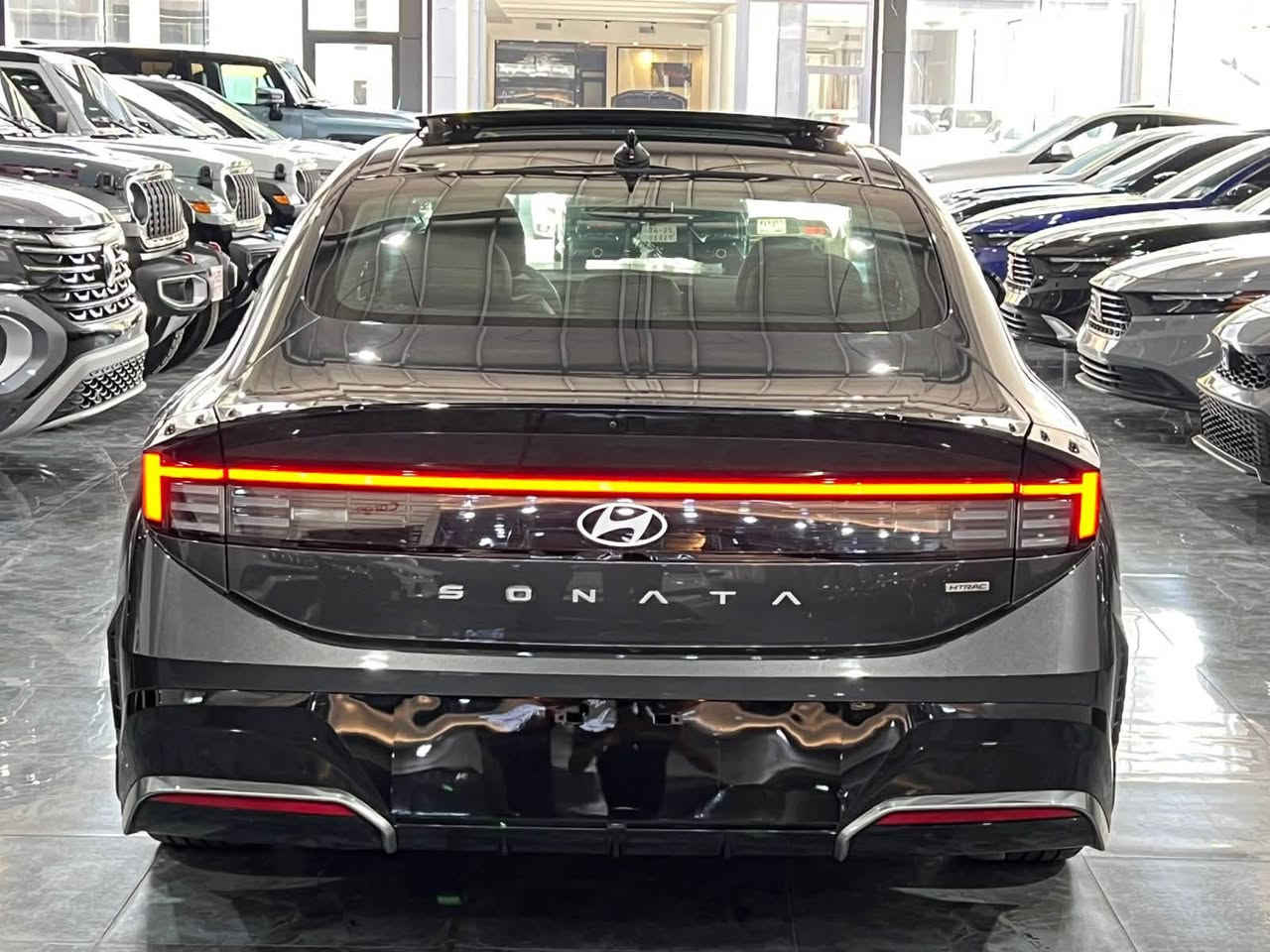 Hyundai Sonata 2025 Preferred Trend
سعر کلش مناسب 
صور حادث موجودە 
مواصفات كندية

✅ محرك 2.5 لتر 4 سلندر اقتصادي وقوي
✅ ناقل حركة أوتوماتيك 8 سرعات
✅ شاشة معلومات وترفيه كبيرة و بانوراما 
✅ دعم Apple CarPlay و Android Auto
✅ تشغيل بصمة (Smart Key) وزر تشغيل
✅ رادار أمامي ونظام المحافظة على المسار
✅ كروز كنترول ذكي (Adaptive Cruise Control)
✅ حساسات أمامية وخلفية
✅ كاميرا خلفية
✅ مقاعد مدفأة
✅ مقود (ستيرن) مدفأ
✅ فتحة سقف بانوراما
✅ إضاءة LED أمامية وخلفية
✅ شاحن لاسلكي للموبايل
✅ نظام مراقبة النقطة العمياء
✅ نظام التحذير من الاصطدام الأمامي
✅ جنوط ألمنيوم رياضية
✅ مكيف أوتوماتيك مزدوج التحكم
✅ دخول ذكي بدون مفتاح

🔹 السيارة كلش نظيفة
🔹 بيها فقط نص الجاملخ الأمامي الأيمن صبغ بدون دواخل
🔹 دخول جديد
🔹 تگدر تترقم إقليم
🔹 السيارة موجودة في دهوك

📞 للمزيد من المعلومات:
***********
