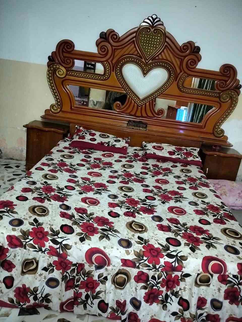 غرفه نوم للبيع نضيفه تسكام سعره 700وبيه مجال لو شراي لا يعامل اترجاكم
