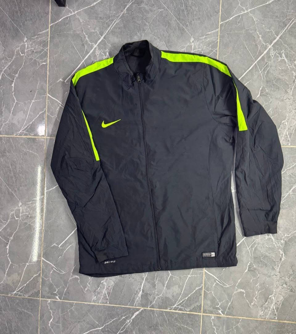نايك • مستعمل • XL يلبس L