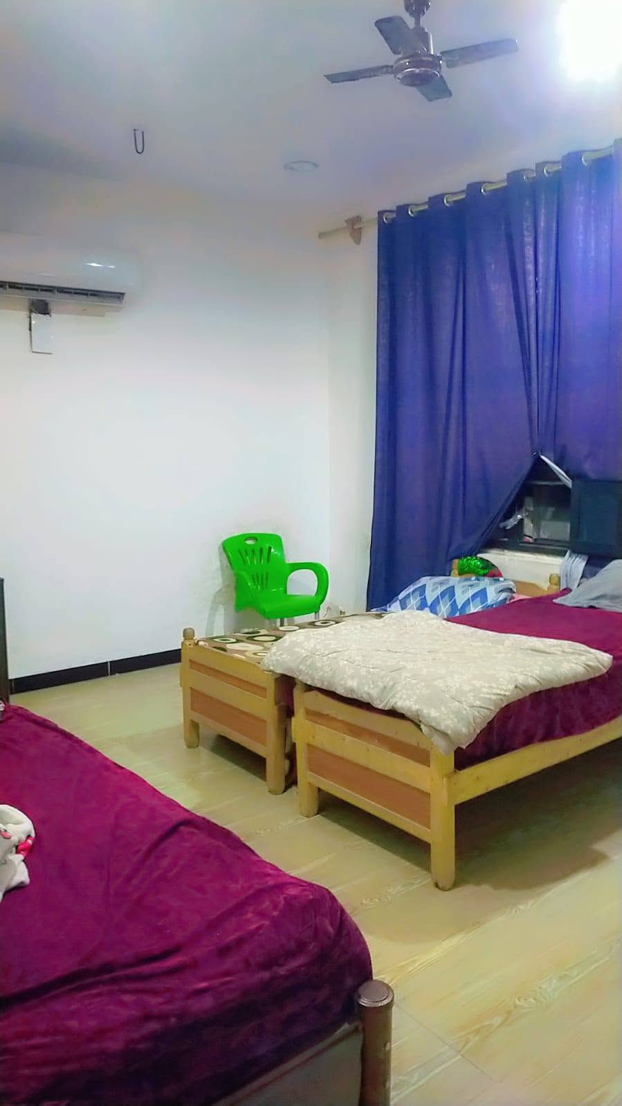 بيت للبيع ***********
مساحة بيت 156 متر بناء جديد 2025 قاطين حديقه وكراج وغرفتين نوم واستقبال وصاله ومطبخ سويت وصاله بالطابق الثاني ممكن تكون غرفه ثالثه  حمام طابق الاول وحمام سويت داخل غرفه طابق ثاني 

موقع بيت منطقه 26 بدايه سكلات مقابيل منتزة منطقه حلوة كامله خدمات بس تبليط نقص مشموله هاي سنه 

موقع بيت بظهر تجاري مقابيل منتزة قريب على شارع حشد 

بناء رفت طابوق جمهوري ابواب تركي درجه اولى وباب مدخل قاصه تركي الاصلي شبابيك المنيوم ثقيل عازل للصوت والغبار 

سعر بيع 115 وبي مجال بسيط 

نقص شتايكر وستارة وبياض بيتونه والواجهه داخل الببت كله كامل القاطين 

سعرة مناسب جدا
