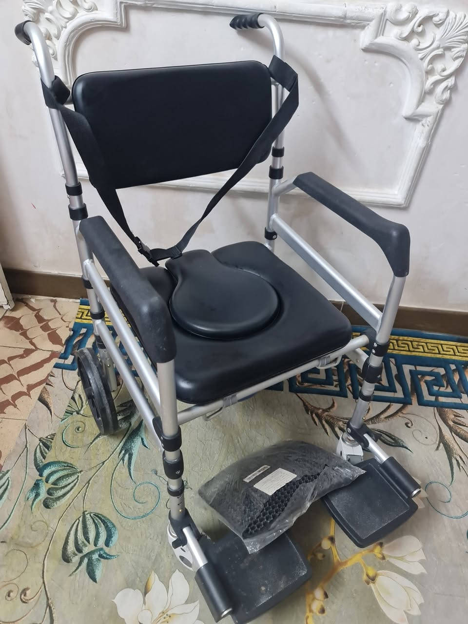 احتياجات خاصه 
عرض المقعد ٤٥ 
هيكل اللمنيوم 
١٢٠ الف 
***********
