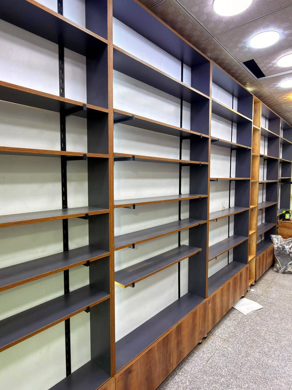 ديكور محل رفوف خشب
للبيع مستعجل عليهن 
السعر كامل مليون ونص 
الموقع بغداد الدورة شارع 60 

***********

نص مكتوب في الصور:
- @alhot_robes
- الحوت للزي العربي
- alhot_robes