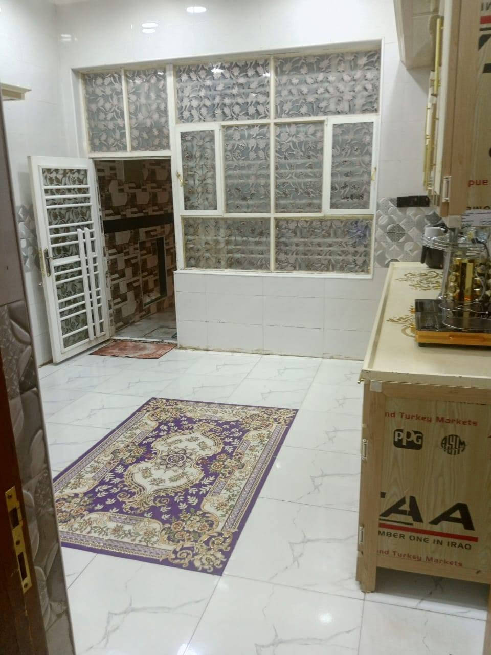 دار للبيع عقد ٢٥ محكمه مساحه 150م  بسعر مناسب🏡🏠يرهم اقصاد 
يحتوي عل صاله واسعه جدا💯
استقبال واسع 
مطبخ واسع
سويت كامل (غرفه داخلها صحيات)
بناء طابوك جمهوري 
الأساس +الصقف كونكريت مسلح ⬜🟥
مؤسس لبناء طابق ثاني🧱 
تأسيس كهرباء درجه اولى 💯👍
مؤسسه منضومه كهرباء كامله ⚡
متوفر خط مولد +ماء 
العنوان الكوفه براكيه الثالثه شارع المطار القديم مقابل أسواق الكفيل 
للإستفسار اكثر الاتصال ع رقم ***********
