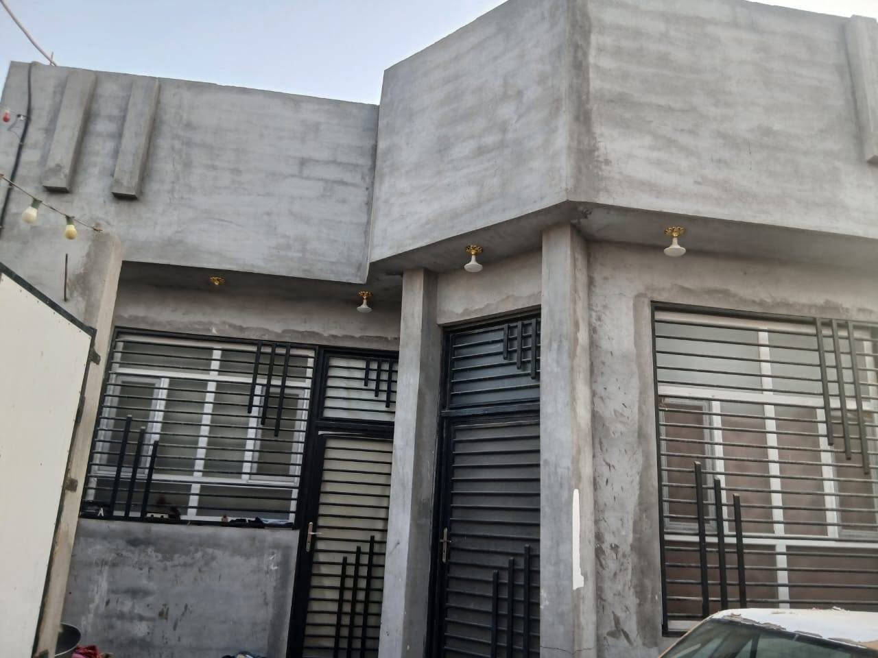 بيت للبيع في البهادريه قرب جامع وحسينيه البهادريه طابو زراعي عراقي سند 25 مساحه البيت الكامله240متر واجها 9في 26 يحتوي البيت على 4غرف منام وصحيات داخليه وخارجيه وديوان منعزل وحمام ومطبخ بناء سنه 2023 البيت كامل سعر 175وبي مجال الاتصال على الرقم ***********
