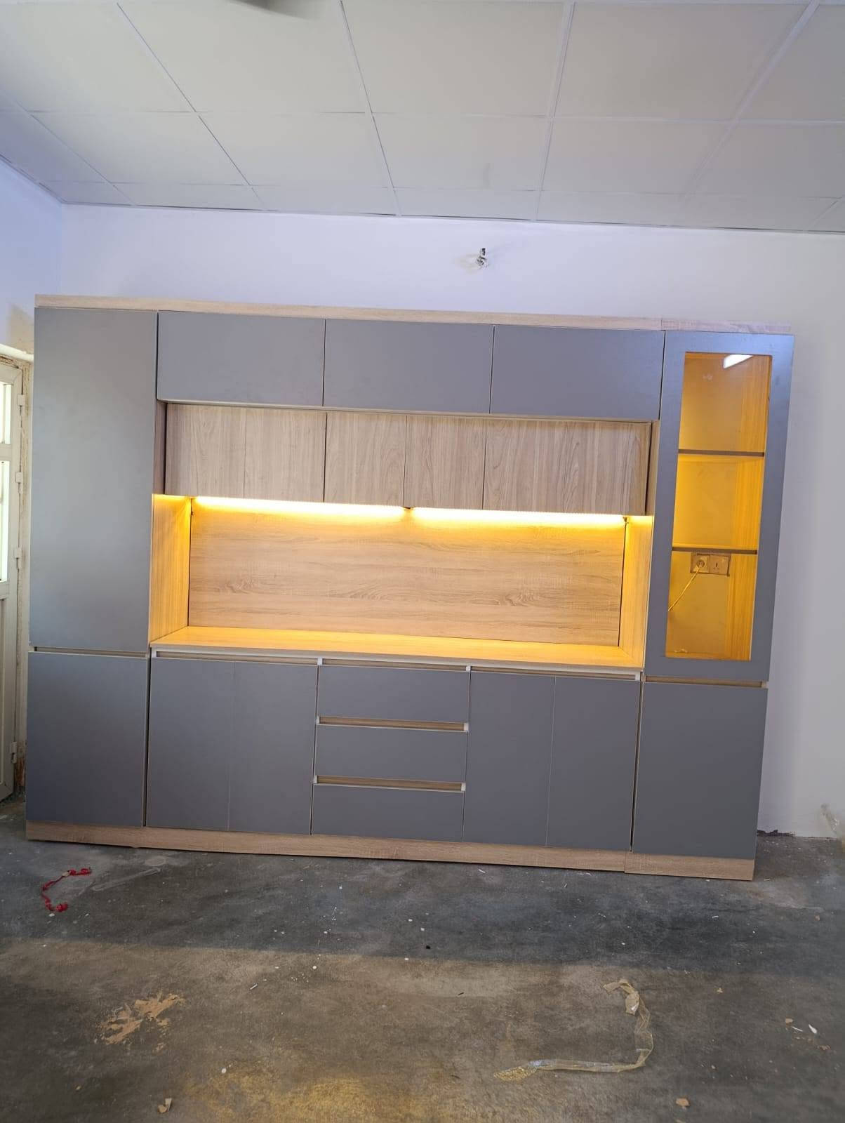 ✨ كاونترات مطابخ MDF و HDF ✨

🔹 HDF
• 3 أمتار + سنك 1.5 متر — 850 ألف
• 2.5 متر + سنك 1.5 متر — 800 ألف
• 2 متر + سنك 1.5 متر — 750 ألف

🔹 MDF
• 3 أمتار + سنك 1.5 متر — 750 ألف
• 2.5 متر + سنك 1.5 متر — 700 ألف
• 2 متر + سنك 1.5 متر — 650 ألف

✅ تفصيل حسب الطلب
✅ جميع الألوان متوفرة
✅ خامات أنيقة وعملية
💳 متوفر نظام التقسيط

📞 للحجز والاستفسار:
***********
***********

نص مكتوب في الصور:
- معرض الفهد مطبخك، يعكس ذوقك تصميم عصري، جودة تدوم. مواد عالية الجودة تصميم مخصص حسب الطلب لمسات عصرية أنيقة متانة تدوم لسنوات