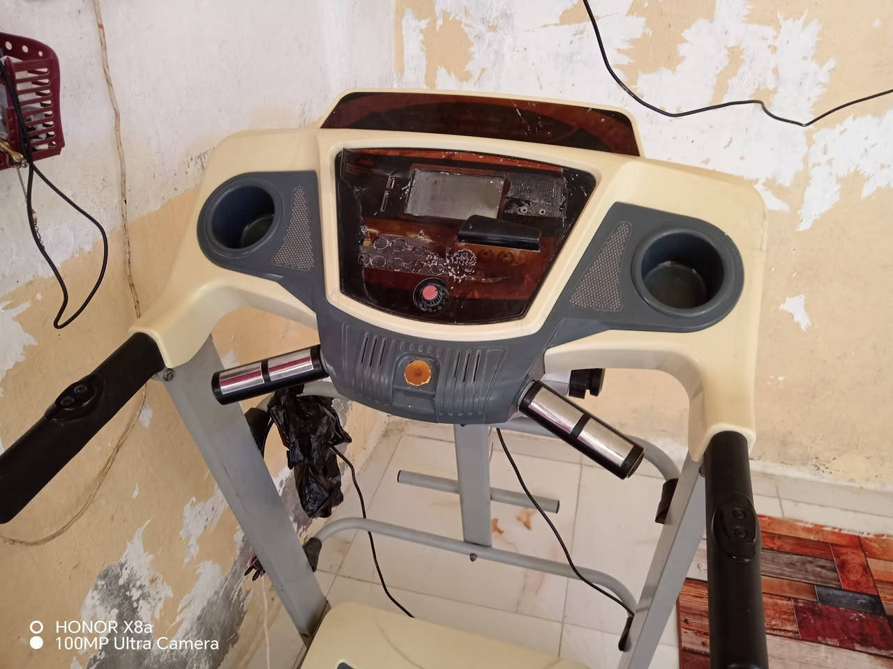 سلام عليكم  للبيع جهاز جري فول مواصفات سرعه 120 ناطع لمس بي ام بيثري صناعه كوريه بي جهاز هتزاز سعر 225وبي مجال مكان القاسم حي العسكري للستفسار ***********

