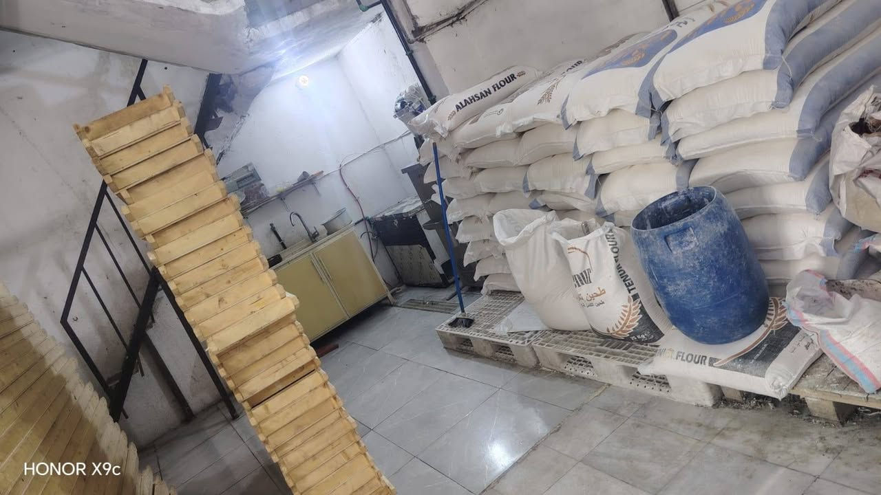 فرن صمون حجري للبيع بيه اجازة نفط فرن معمر جديد سرقفليه بغداد الامين شارع الارامل الايجار ٨٠٠ الف الاتصال *********** علي

نص مكتوب في الصور:
- HONOR X9c