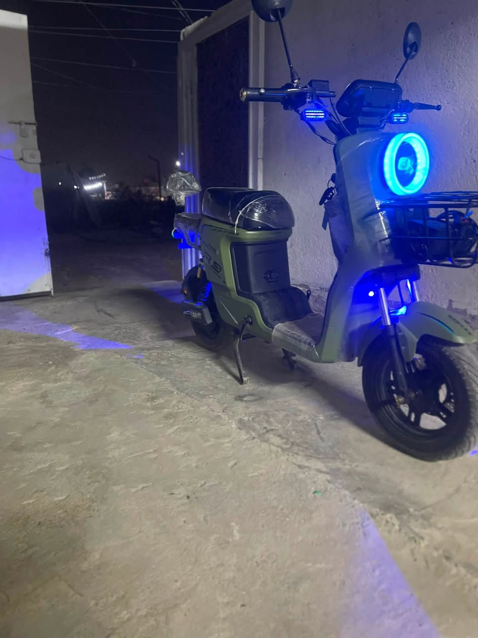 دراجة R9 2026 شركة وينلي لون صحراوي فاتح الملف :1200حقيقي
بطاريات : 5كل بطاريه 32 امبير 

الشاحنه الاصليه مال شركه 

بيها مسجل بلوتوث وايرلس 
 
شاشه تعرض قدره الشحن والمشاكل الي ب الدراجه 

نظام التشغيل :بصمه واحده وكارت وسويج 

تمشيك 35 كيلو الى 50كيلو

اربع نمر  ماشيه ٥٠٠ نضيفا جداً

السرعة القصوئ 109 

اشاير يمين ويسار 

هورن عالي جدا 

مرايا الاصليات 

الاستفسار ***********

مكاني بغداد البياع الشرطه الخامسه

السعر 390 وبيها مجال
