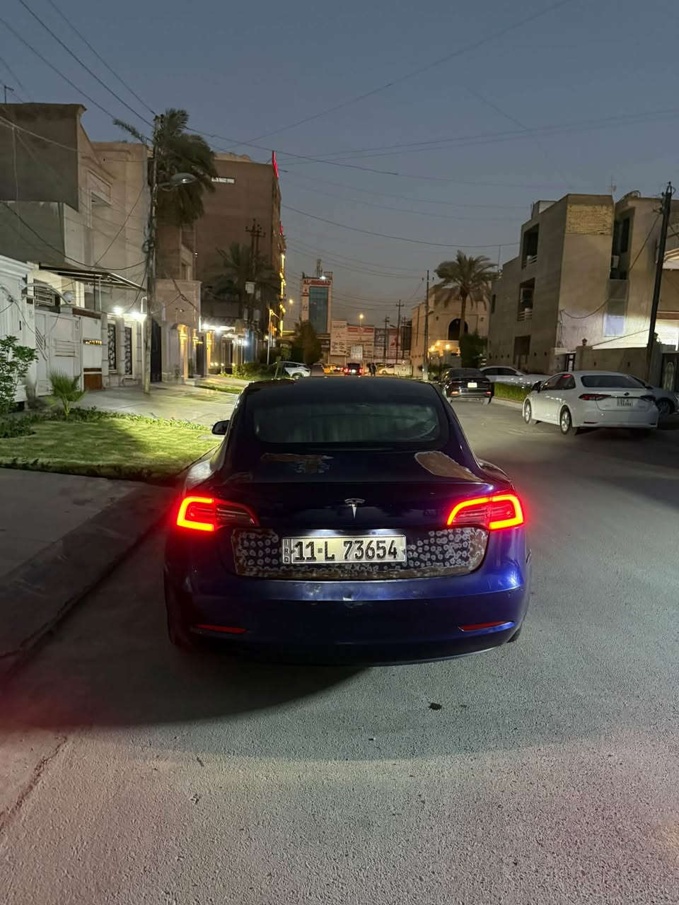 🚘 Tesla Model 3 2022 للبيع
🔵 اللون: أزرق  
📍 رقم بغداد  
📏 الممشى: 108,000 كم  
💰 السعر: 100 ورقة، قابل للتفاوض

• منظومة المي كاملة  
• المروحة + الراديتر  
• صدر السيارة  
• الدسكات  
• البطارية ما مفتوحة ولا واصل إلها شواصي  
• ماطور حديد  
• صيانة كاملة للسيارة

🔧 السيارة جاهزة للصبغ والسمكرة فقط.

⚡ جميع كهربائيات السيارة شغالة، والشغل من إيد بلال تيسلا.

📌 السيارة تُباع على وضعها الحالي.  
✅ شرط الفحص الكامل قبل البيع، افحص السيارة وكهربائياتها وبطاريتها وكل تفاصيلها قبل الشراء.

*********** ( رقمي )
