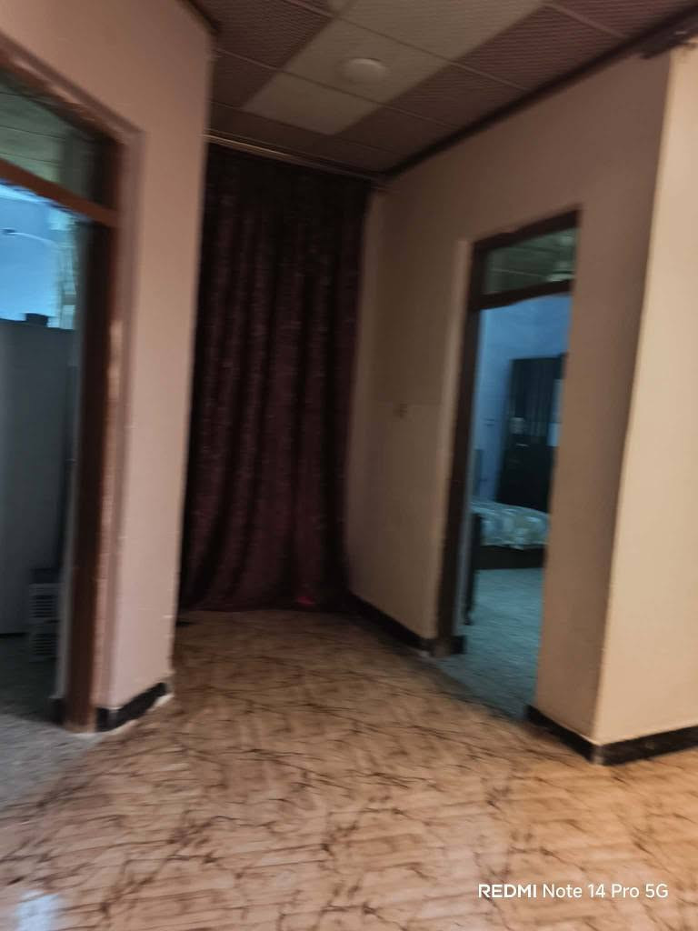 للبيع بيت زراعي كونكريت مسلح مشمول بقرار التطويب ومعاملة كاملة بالبلدية،  تأريخ البناء 2019

المساحة 200 واجهة 10  نزال 20
البيت يتكون من:
استقبال 6*4
صالة 4*8
غرف عدد 2 /  5*4
مطبخ حار + بارد
حمام + صحيات عدد 2 داخلي وخارجي 
كراج سيارة + حديقة  6* 10
بالإضافة إلى كاونتر + غرفة نوم خشب حديثة + معرض + ثلاجة 

العنوان التقية 3 مقابل ساحة التوديع (حسينية باب الحوائج) شارع الملعب الخماسي أول شارع على اليسار بظهر الجملونات بالضبط تبليط واصل للباب 

السعر 100 مليون وبي مجال 
للاستفسار  *********** ديوانية, القادسية
