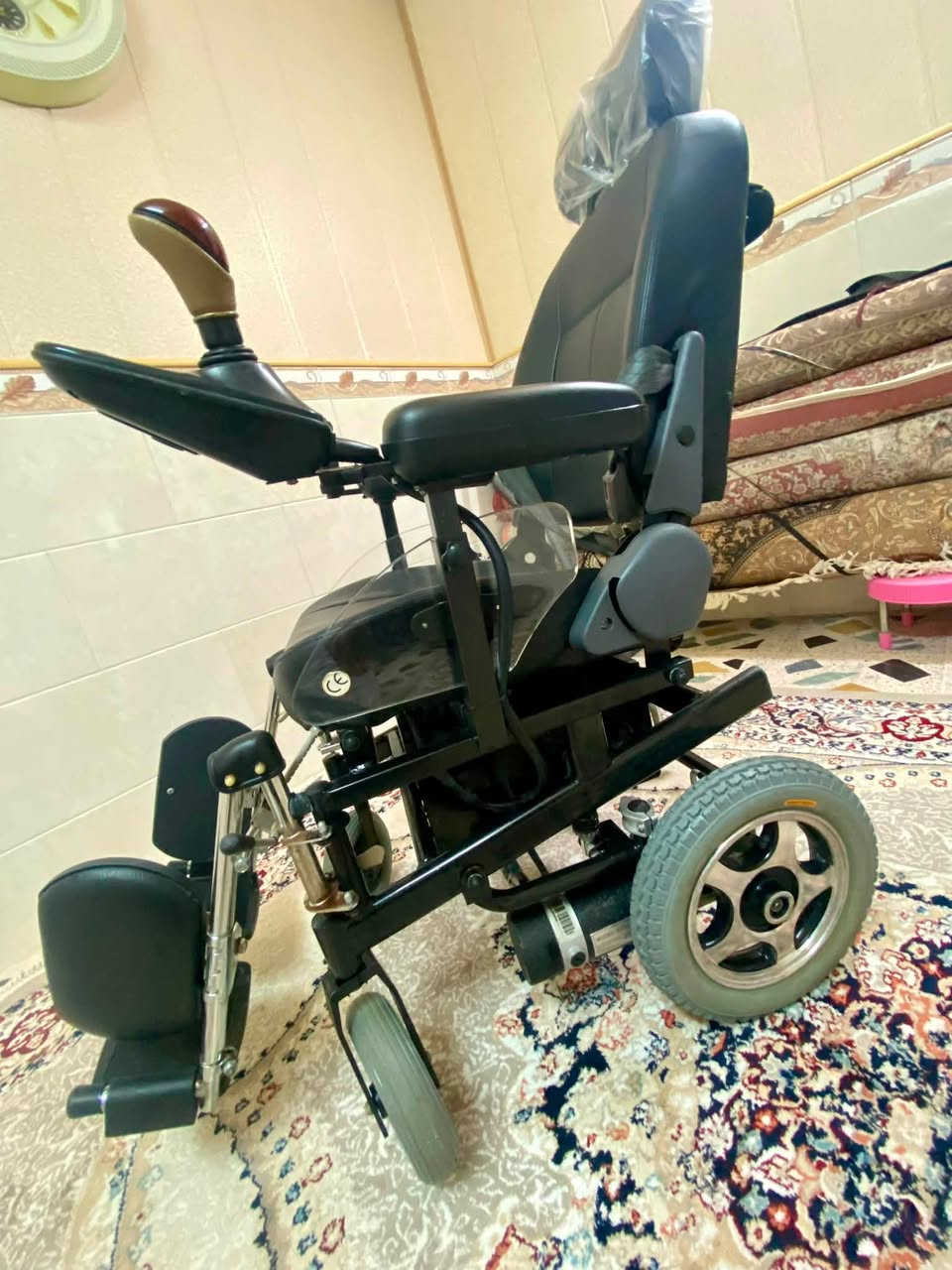 کورسی کارەبایی
زۆر پاك و کەم بەکارهاتووە
پاتری تازەی بۆ دانراوە
٥٠٠ هەزار
***********
