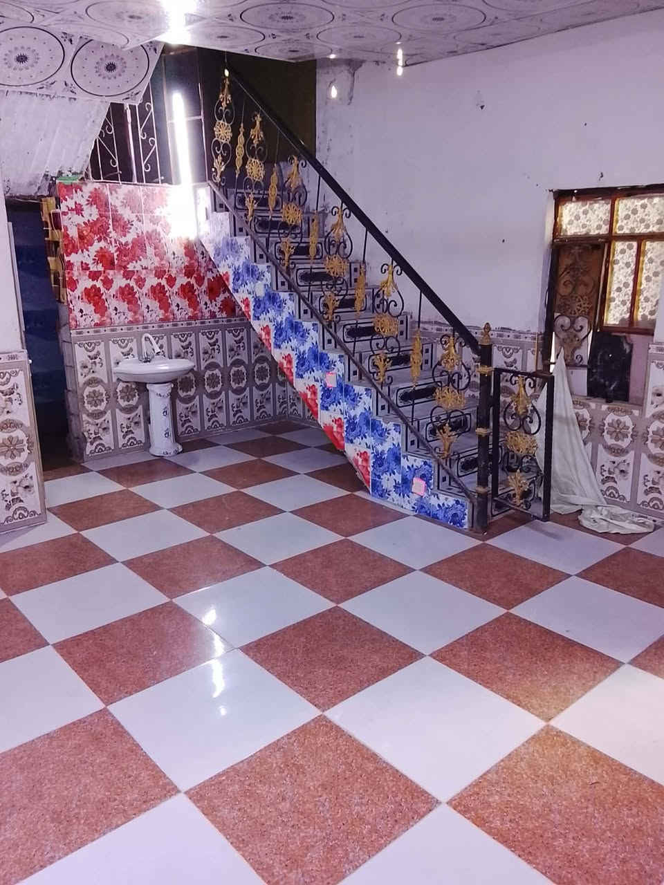 دار سكن للبيع مساحه 200متر موقع بصره ابو الخصيب طريق الوسطي عله شارع مباشر موقع تجاري قريب عله مستشفى الصيني يتكون من غرفتان  وصاله ومطبخ وستقبال وطارمه كبيره كامل مقطوره وكيزر ماطور كهرباء كامله السطح كونكريت صب مسلح البيت مؤاجر حالين اجاره 300الف بل شهر نوع العقار وقف شيعي  لتواصل   السعر 62وقابل لتفاوض    ***********

