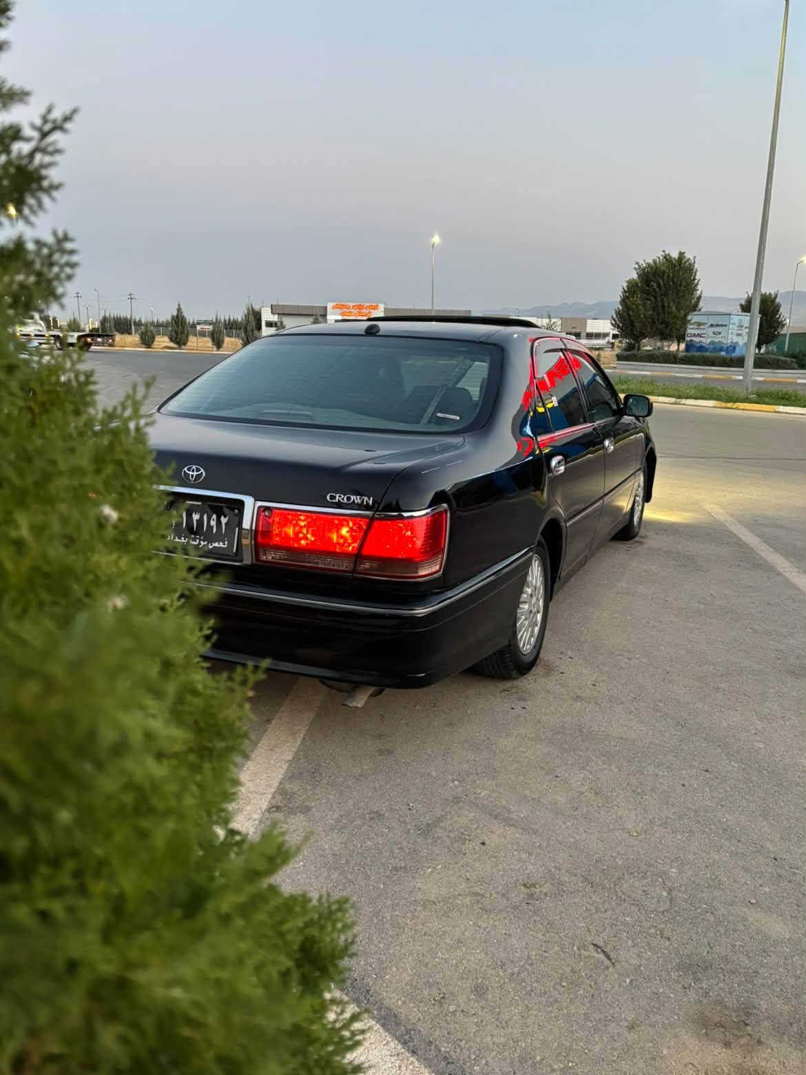 سەرەتا بەناوی خوای گەورە
مەلیکە موووس موووس قەپات قەپات مواسەفات بەس جڵد نیە پیش و دوای کریستاڵە سڵاید سەلاجە و مەرکەزی ٤ دووگمەی پەردە دیفۆڕی گەورەیە ناو زەردە گێڕ و مەکینە و تەبردی بە شەرت شەنسی و کەڤەر بە شەرت ٤ کووشن کارەبایە سەقف و حیزامی بە شەرت ٤ تایە و ویلی لۆکی لە ژێرایە شوین سلیمانی ژ.م ***********__***********
سعری ٤٢ گەڵا و معامەلەیەکی برایانە

نص مكتوب في الصور:
- 0770 887 80