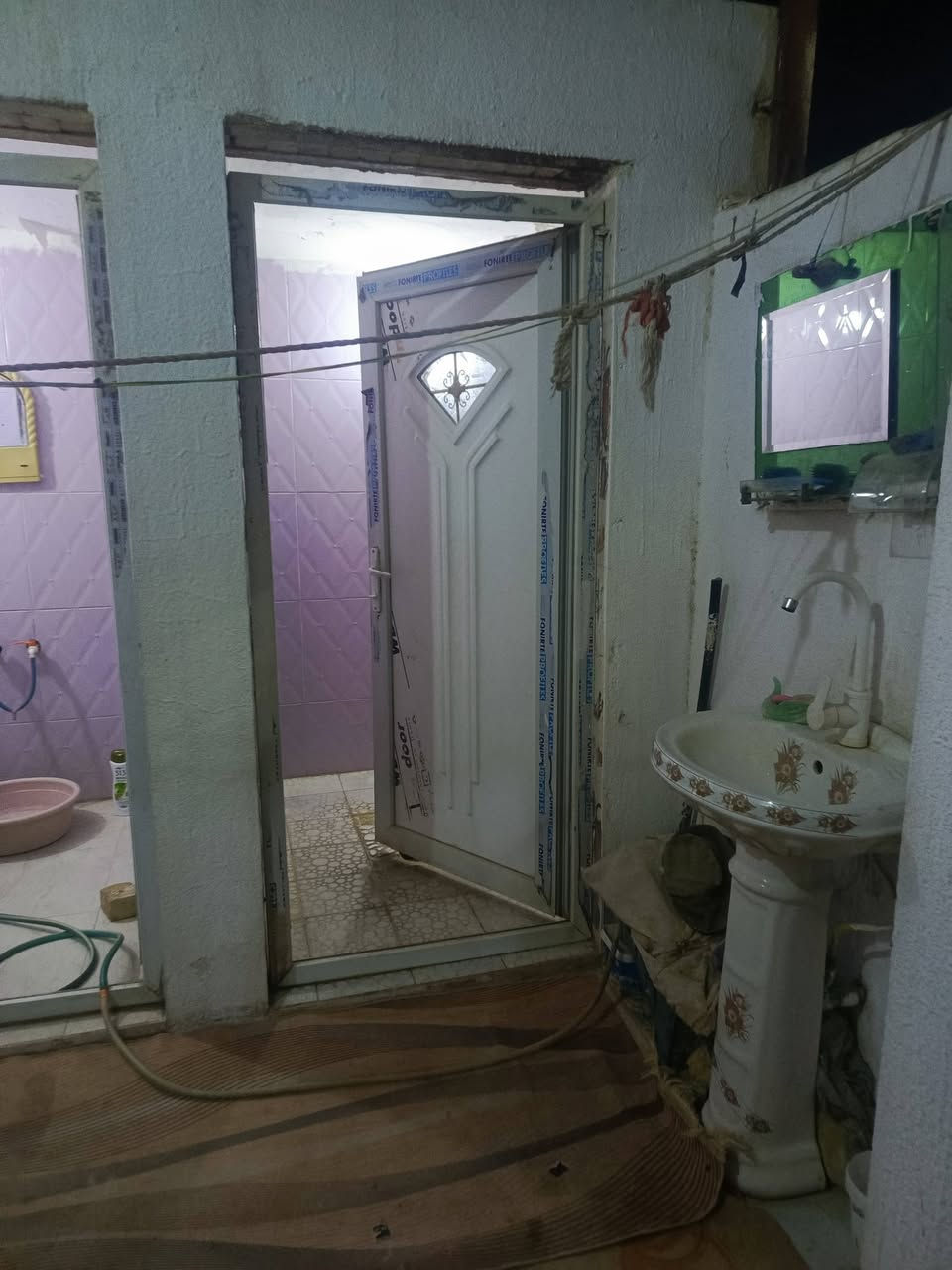 سلام عليكم بيت البيع يم الكنطره ما شيخ نعمه مساحته135 بي غرفتين ومطبخ وباب خلفي وستقبال  سعر خاص ***********
