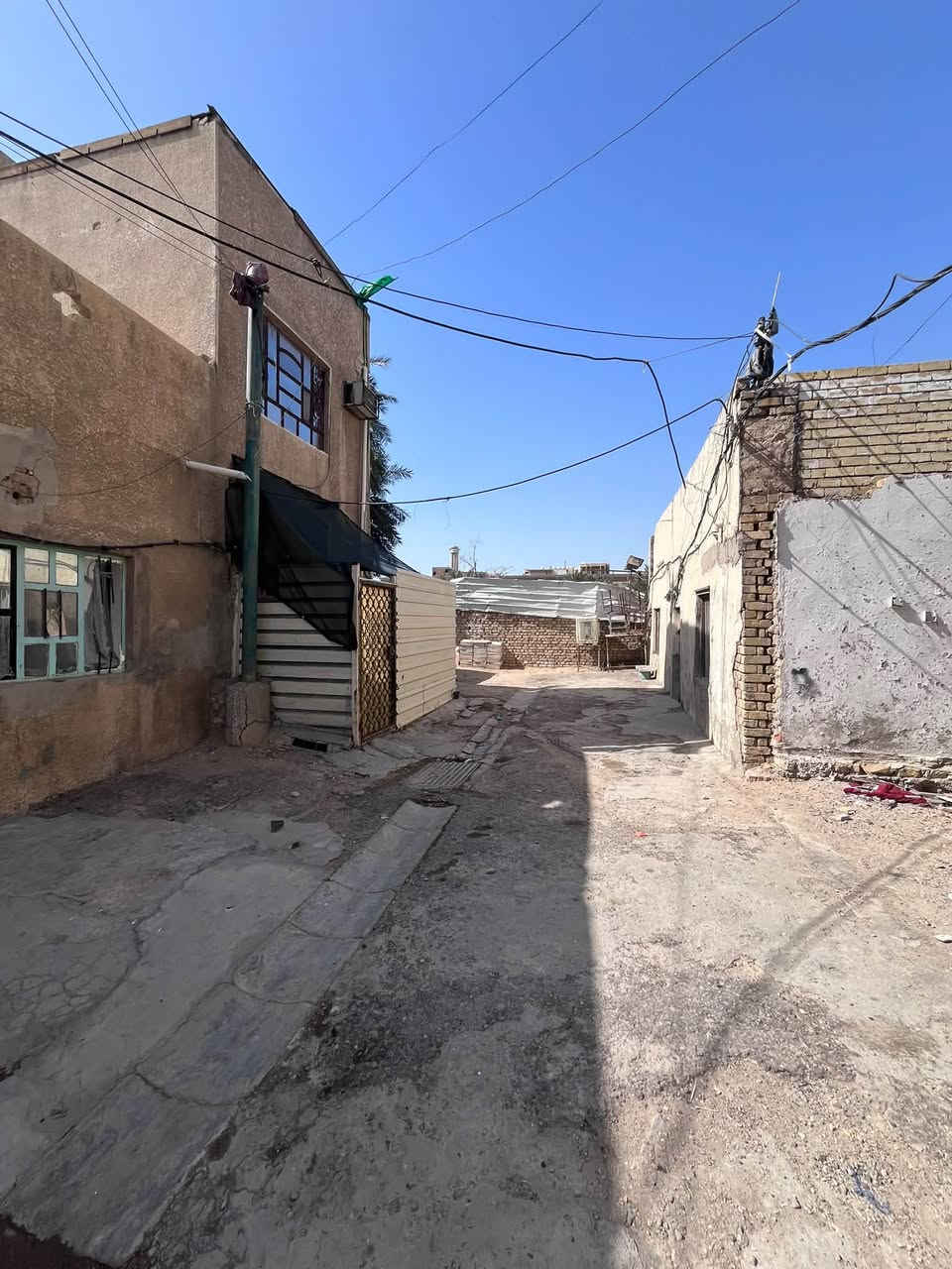 السلام عليكم 
قطعة ارض للبيع المساحة 50 متر واجهه 5 والنزال 10 
الموقع بغداد الجديدة شارع الحدادين قرب مقبرة المسيح قريب على سوق بغداد الجديدة
للاستفسار ***********
