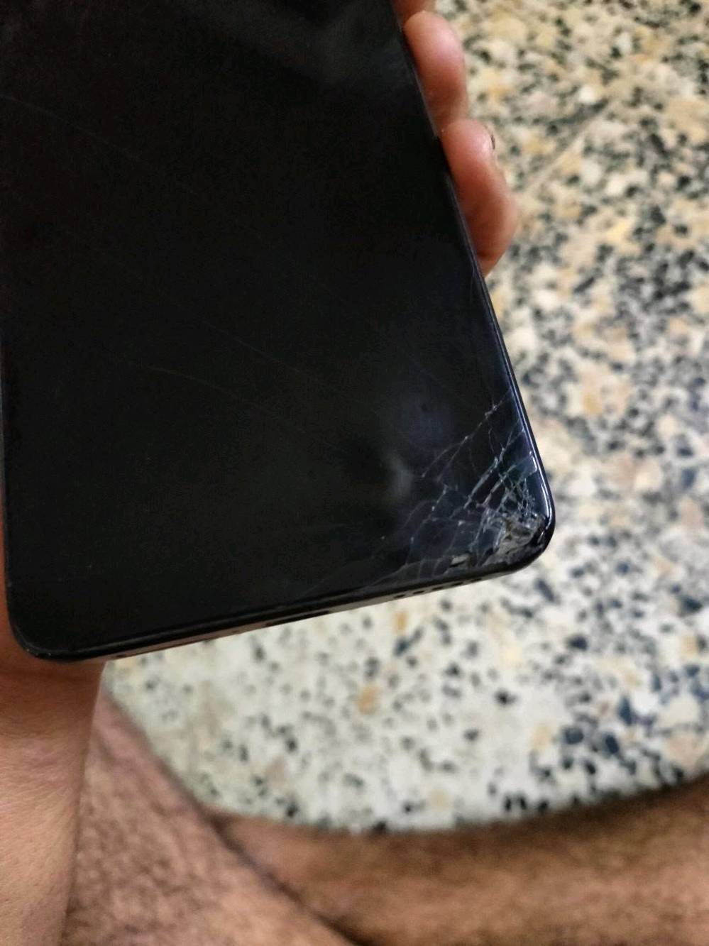 جهاز بوكو اكس ٦برو ذاكره ٥١٢ الجهاز ممفتوح فقط الشاشه بيه ضربه والكاميرا جاي انضف بل سماعه ونزرفت كامت تعبر وصاخه عل كامره سعره ٢٢٥ بي مجال بغداد دوره