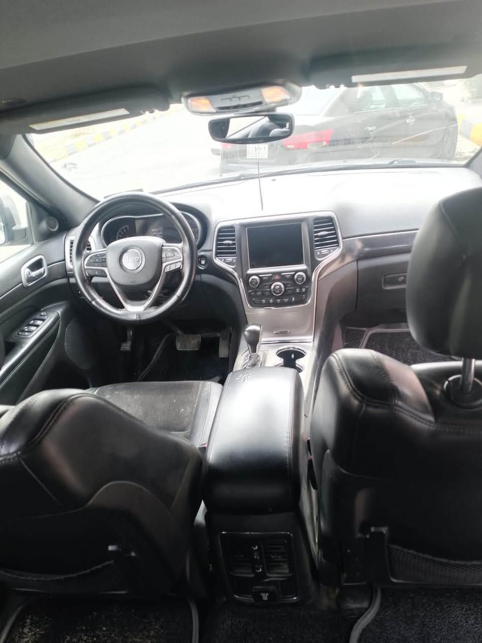 السلام عليكم 
من رخصه الادمن. 
Jeep2018 
مكفوله كفاله عامه من الضربه والصبغ والمعجون 
كلين السياره 
المحرك مفتوح 
بيها ملاحضه زغير شخط فقط زغير 
تخم تايرات جديد 
رقم سليمانيه 
بسمي شرط التحويل 
+ غرامات. 
لون سلفر فول 1/1 
فتحه سقف 
تحكمات 
مثبت 
شاشه كبيره تدعم الكار بلي
كشنات جلد اسود 
قطعتين تبريد 
تحكمات استرين 
8 ايرباكات 
انظمه قياده 
سبورت 
ماشيه 200 وقابل للزياده 
السياره كير محرك بشرط 
حداديه صدر كله جديد 
السعر ب 240 وبيها مجال للشراي 
لل استفسار ***********
