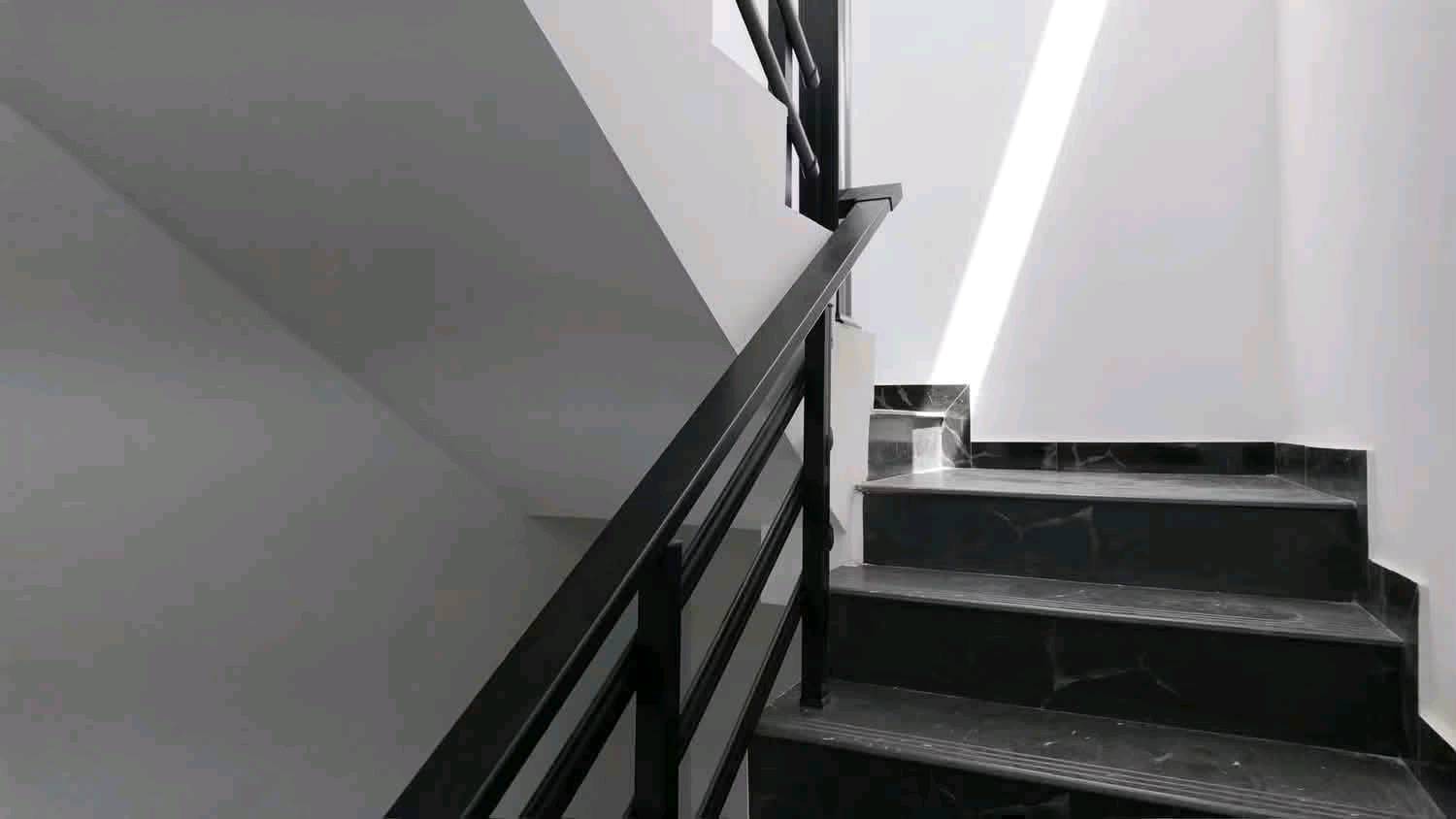 ✨فرصة مميزة للسكن أو الاستثمار في مجمع نيروز السكني✨ 

📍 دار للبيع في مجمع نيروز السكني
🔹 المساحة: 160م² 
💰 السعر الكلي: 153 مليون دينار
✅ الواصل: 48 مليون دينار 
🗒️تفاصيل الدار : يحتوي الدار على طابقين غرفة في الطابق الأرضي و غرفة في الطابق الأول و حمام و صالة و استقبال و مطبخ و كراج و حديقة داخل المنزل.   

🚩موقع المجمع : شارع نجف كربلاء عمود 110  مجاور علوة النجف 

📩 للاستفسار والحجز: راسلنا عبر الصفحة أو عبر الواتساب:
📞 ***********
📞***********