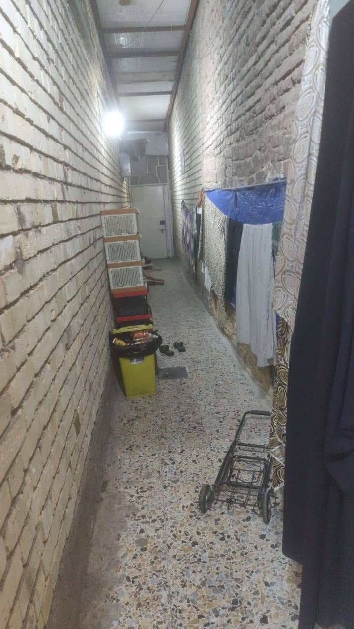 بيت للبيع دولان مستقل طابو صرف قرب جامع الحسن الجديده الرابعه قرب شارع حنون  المساحه ٨٨ متر طابقين استقبال وغرفتين ارضي وصحيات ومطبخ وغرفتين وصاله طابق ثاني بناء عكاده نظيف للتواصل مكتب ابو سيف الجبوري للوساطة العقارية ***********/***********
