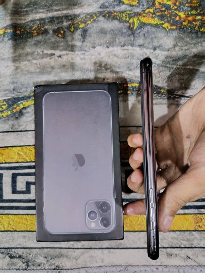 سلام عليكم ايفون 11برو ماكس للبيع الذاكره 256 البطارية 73 ملحقاته فقط كارتون وكيبل مبدل فقط شاشه أصليه وبي فطر صغير بلحافه مبين السعر 250 وبي مجال  مكاني البصره للاستفسار واتساب ***********
