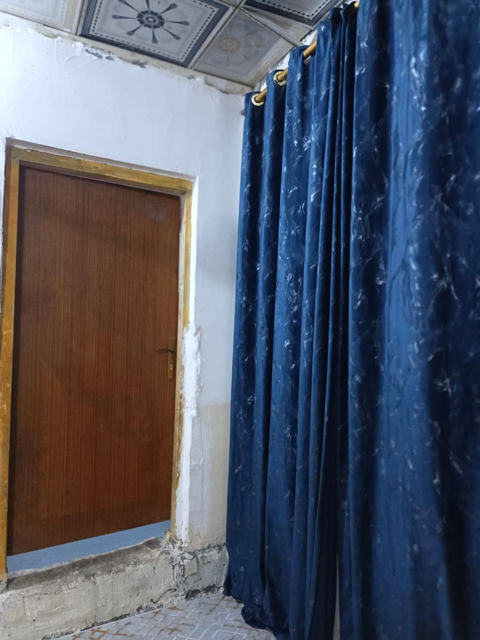 سلام عليكم دار للبيع مساحه 150متر مشمول بالتطويب يحتوي على غرفتين جوه وغرفه فوك وصاله ومطبخ وستقبال وتخاريج خارجيه وداخليه (العنوان سايدين ملعب الكوفه قريب دور معمل الأسمنت علمآ الدار يبعد عن الشارع العام 20 متر) السعر 65 وبي مجال:: للأستفسار الأتصال ع الرقم:***********

