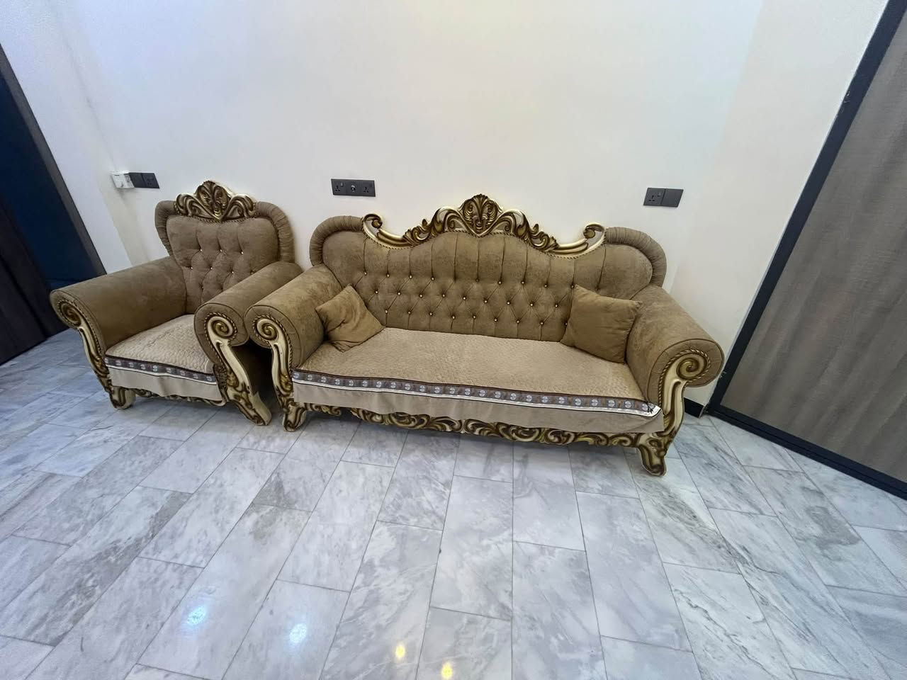 قنفات 10 مقاعد حطاطه ملكي وتر بروف خاليه من من الكسر و الخدش 90 بل 100 نظيفات نهايتهم 600
 للتواصل واتس ‪+964 780 025 3714‬
