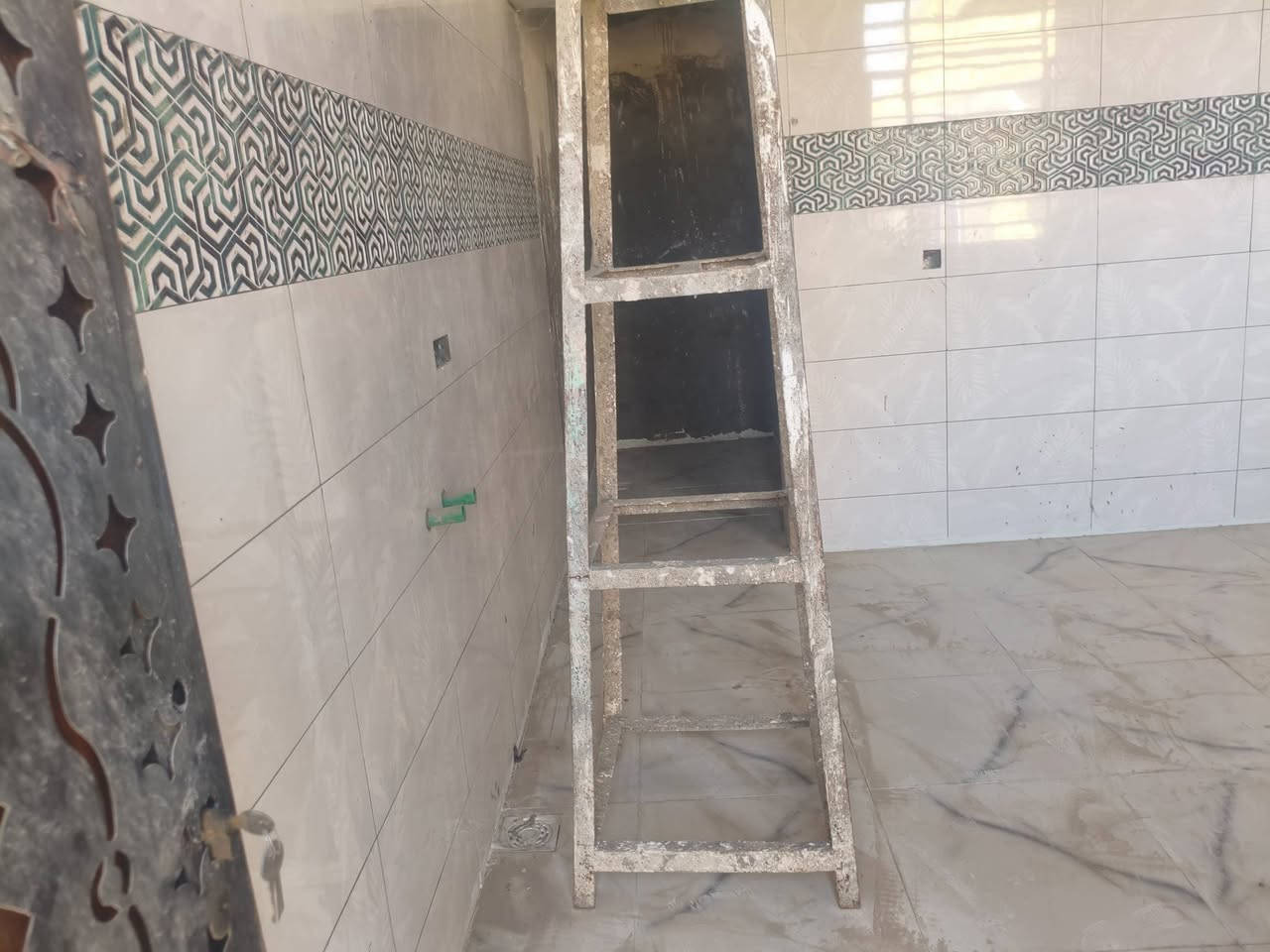 سلام عليكم بيت للبيع مساحة 200 متر طابوك كونكريت غرفتين وصالة ومطبخ ودوانية وصحيات داخلي وخارجية البيت نقص نقط كهرباء وبياض البقية كامل محتاج واريد ابيعنة يشهد الله مكانة ع الروف مال الحسائية قرب ملعب امرلي ***********

