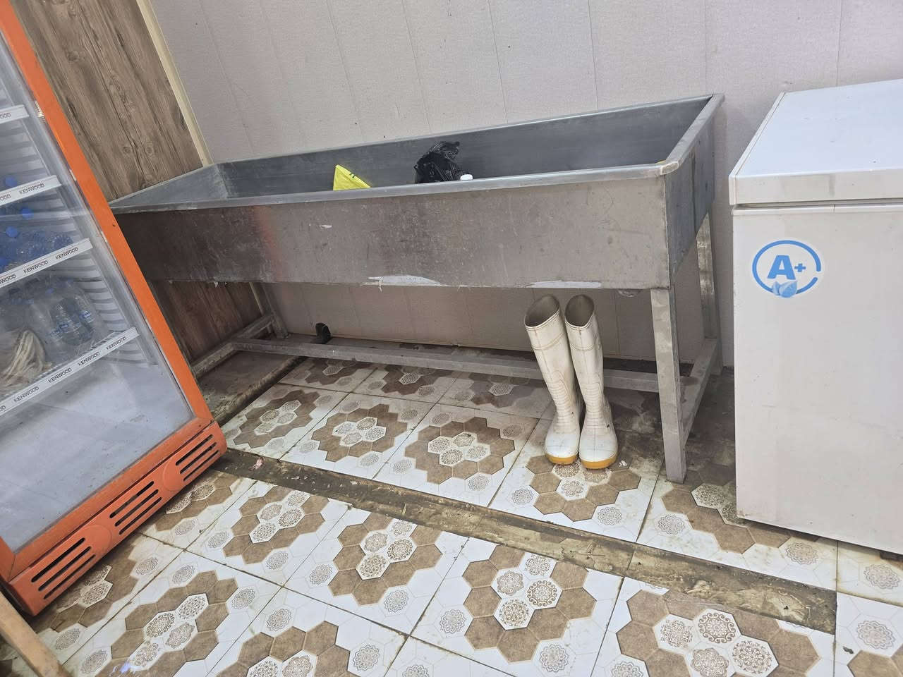 شواية دجاج نضافه 90٪8شياش مابيه اي نقص 350
باترينه سل ستيل قياسه 3متر 250
حوض 2متر سل ستيل غذائي 250
مكانهن قضاء الفجر ***********
