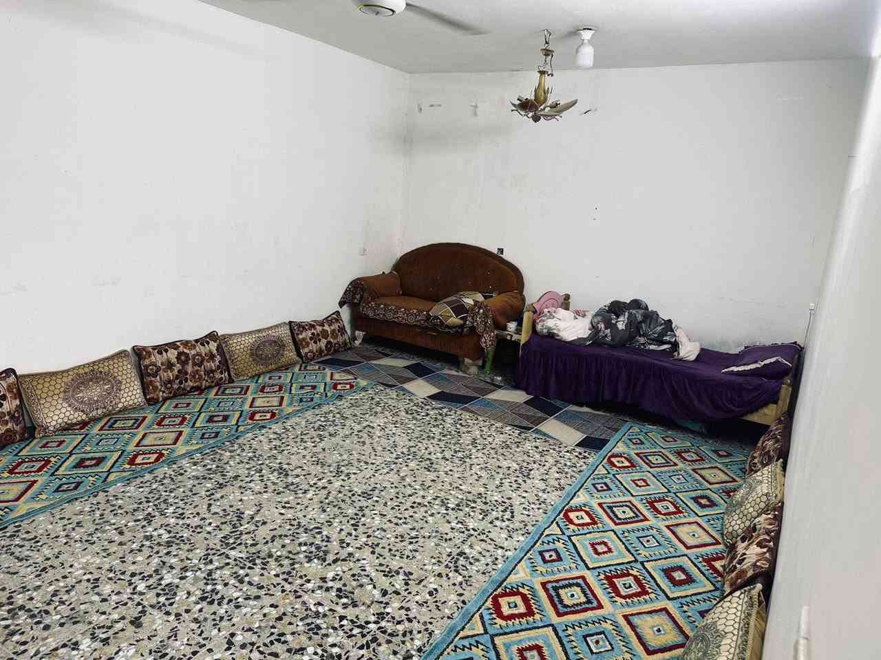 للعقار الحافظي 
السلام عليكم بيت المساحة 150متر للبيع يحتوي على 
ستقبال 

مطبخ

صاله

غرف نوم عدد 3 ثنين جوة+ وحدة فوك 

صحيات خارجيه + داخليه + مخزن خارجي 

ملاحضه البيت عالي على الشارع بايتين 

جميع الخدمات متوفره وطنيه + ماء حلو + مجاري او 
فقط التبليط ان شاء الله ما ضل شي ويدخل الجهد الخدمي ايكمل 

الموقع البيت منطقة البلديات محله 746 حي الزهراء ال 150 شارع اسواق السيد موقع البيت حلو الفرع 15 كلش جبير مثل ما موضح بالمنشور 
للستفسار التصال ***********

السعر اول التعليق 

@إشارة
