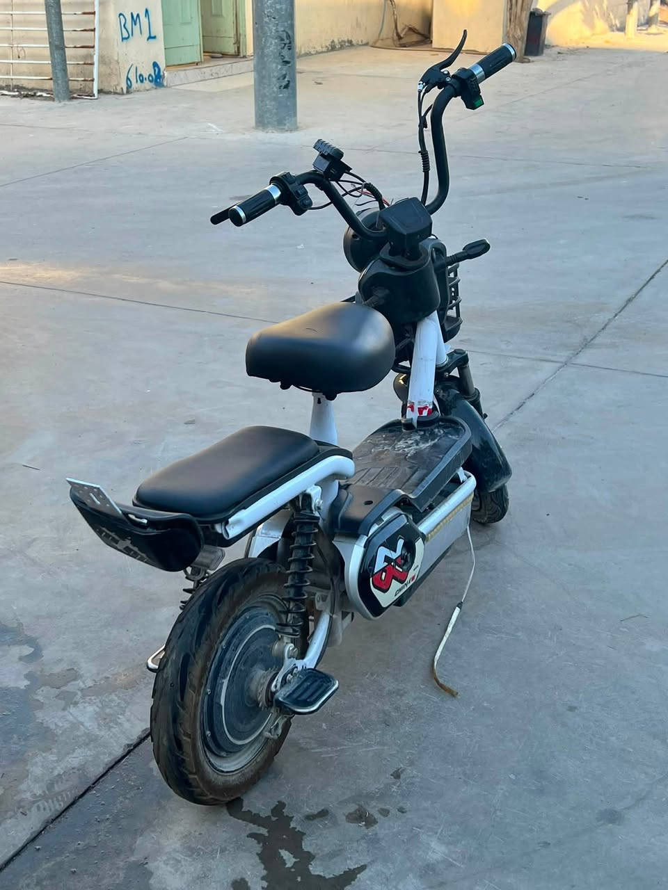 ئەو ماتۆر شەحنە بۆ فرۆشتن دەحمی پێکراوە سوکانی خوار بوە لەگەڵ شاشەکەی شکاوە ناروات دەبێ دەسکی بۆ بگۆری دەنا یەک حەیبی نیە پاتریەکانیشی بێ کێشەیە ئاقڵی بێ کێشەیە
نرخی 80هەزار قوفڵە/شوێن ڕانیە
:هەموو شتی شەریکەی ماوە نەشکاوە
شاشەکەی خۆشی لەگەڵە.
***********
