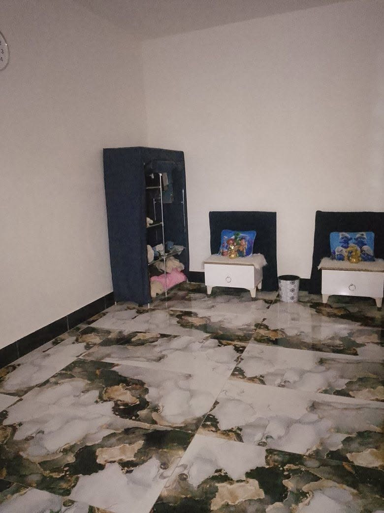 البيت للبيع المساحه 120 متر غرفتين وصاله صحيات الموقع شارع المعمل مقابل راس شارع المطار القديم وتنزله يبعد ع شارع 200 متر ***********
