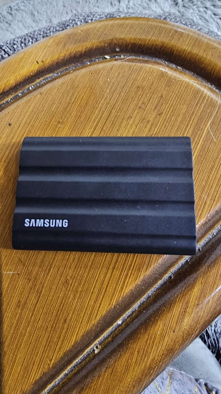 Portable SSD SAMSUNG T7 2TB للبيع
SSD خارجي للبيع
مواصفاته مثل ما موضحة بالصورة استخدام قليل جدا نظيف جدا
سعره 725 و بيه مجال
عنواني بغداد الصليخ
الرقم ***********
*الصورة من موقع شركة النبع ستور

نص مكتوب في الصور:
- store.alnabaa.com/products/s
- Samsung T7 Shield 2TB Portable SSD - USB 3.2 Gen 2, Up to 1,050 MB/s Read, Rugged Design, IP65 Water & Dust Resistant, Moonrock Beige
- Vendor: Samsung | Type: External SSDs
- SKU: MU-PE2T0S/WW
- 780,000 IQD
- Shipping calculated at checkout.
- Available in stock